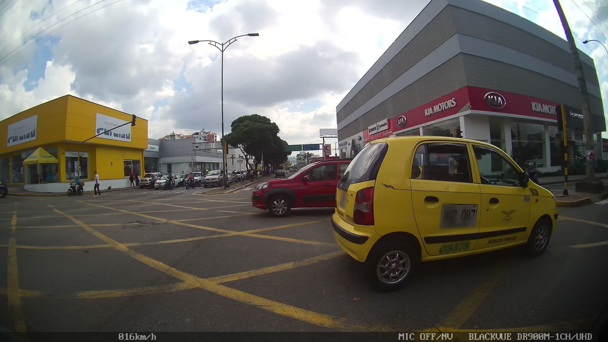 Street view near Hotel Thama, Bucaramanga — © kaart_2 (CC BY-SA · Mapillary)