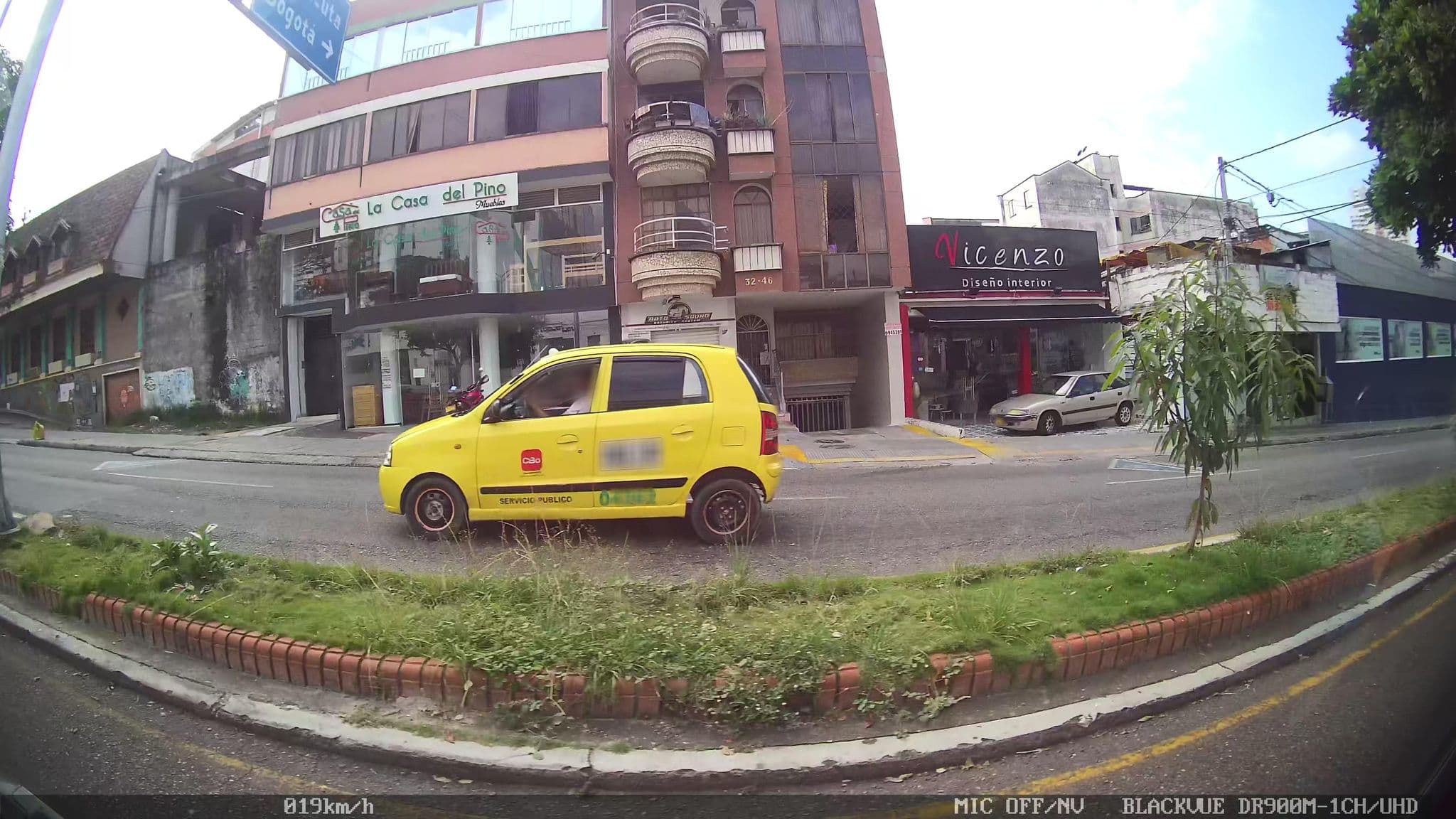 Street view near Hotel Casa Grande, Bucaramanga — © kaart_4 (CC BY-SA · Mapillary)