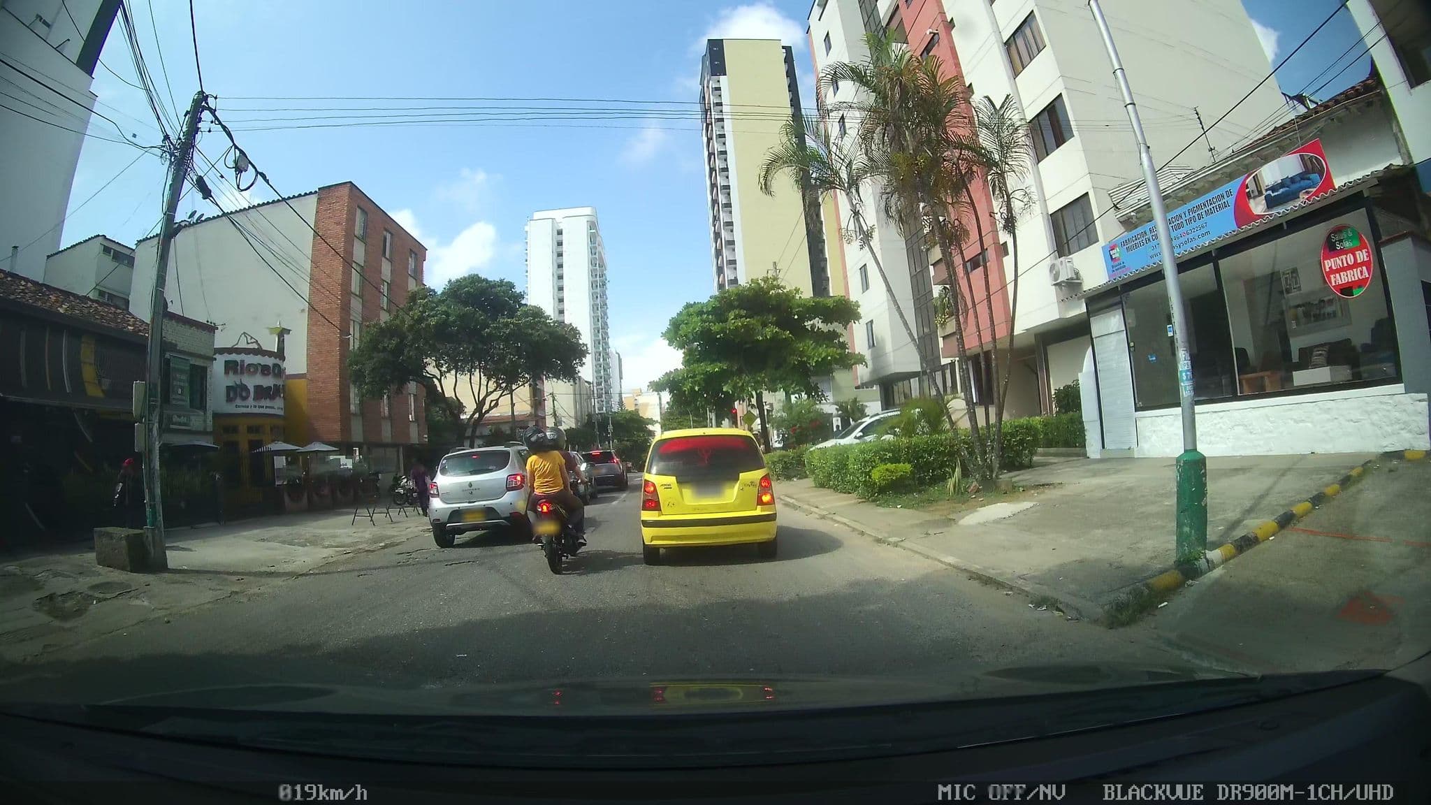 Street view near Hotel D'Kpri, Bucaramanga — © kaart_2 (CC BY-SA · Mapillary)