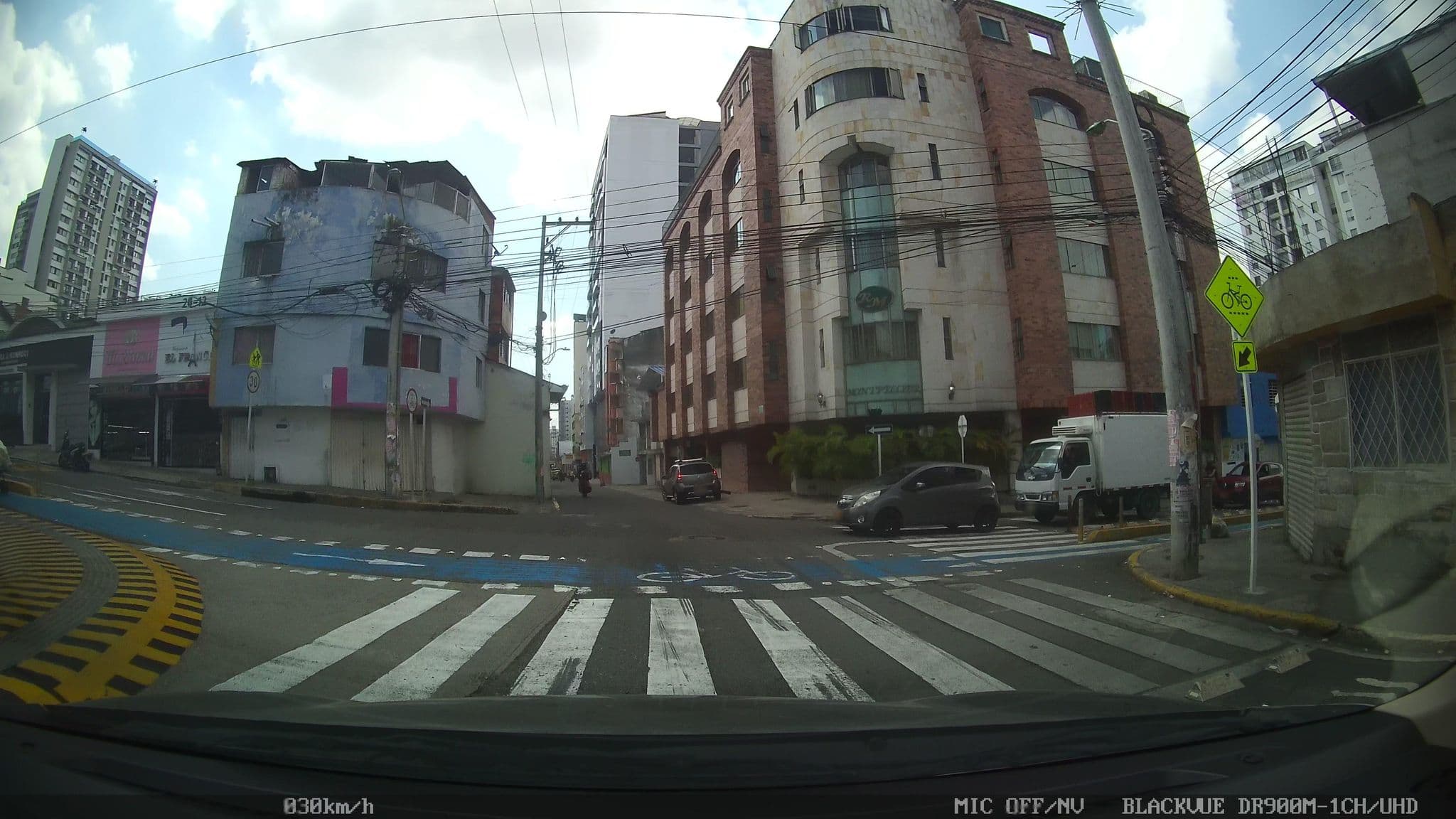 Street view near Hotel Residencias Montpellier, Bucaramanga — © kaart_2 (CC BY-SA · Mapillary)