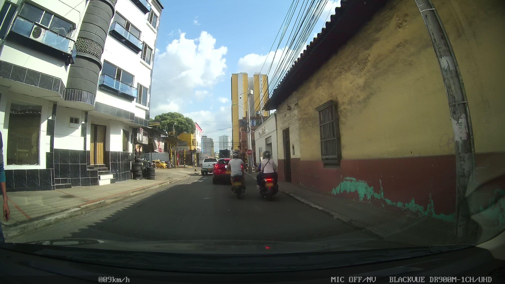 Street view near Hotel - Residencias D'Kch, Bucaramanga — © kaart_2 (CC BY-SA · Mapillary)