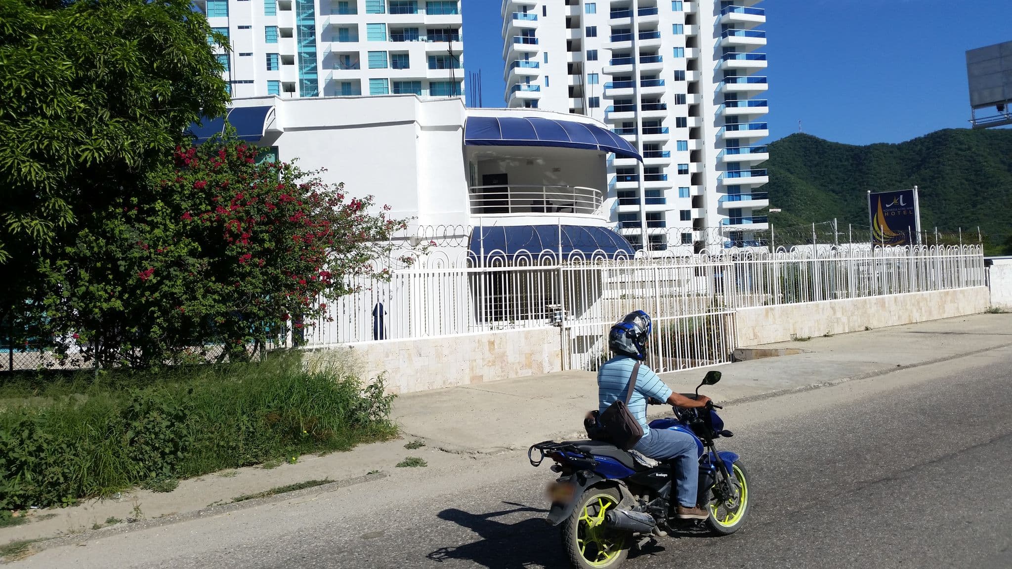 Street view near Aquarella del Mar Hotel, Santa Marta — © ejegg (CC BY-SA · Mapillary)