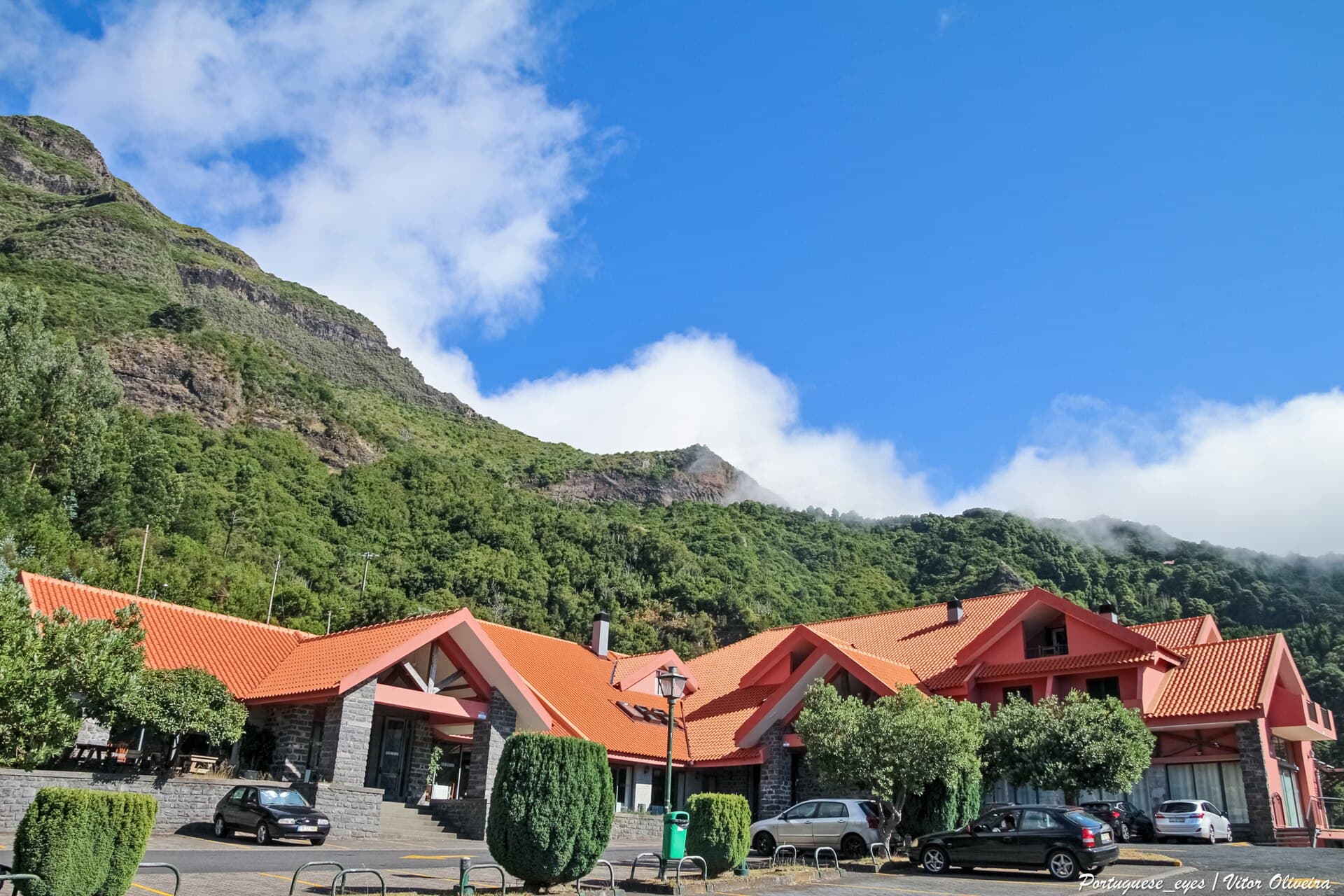 Hotel Encumeada (via Wikimedia Commons, CC BY-SA 2.0)