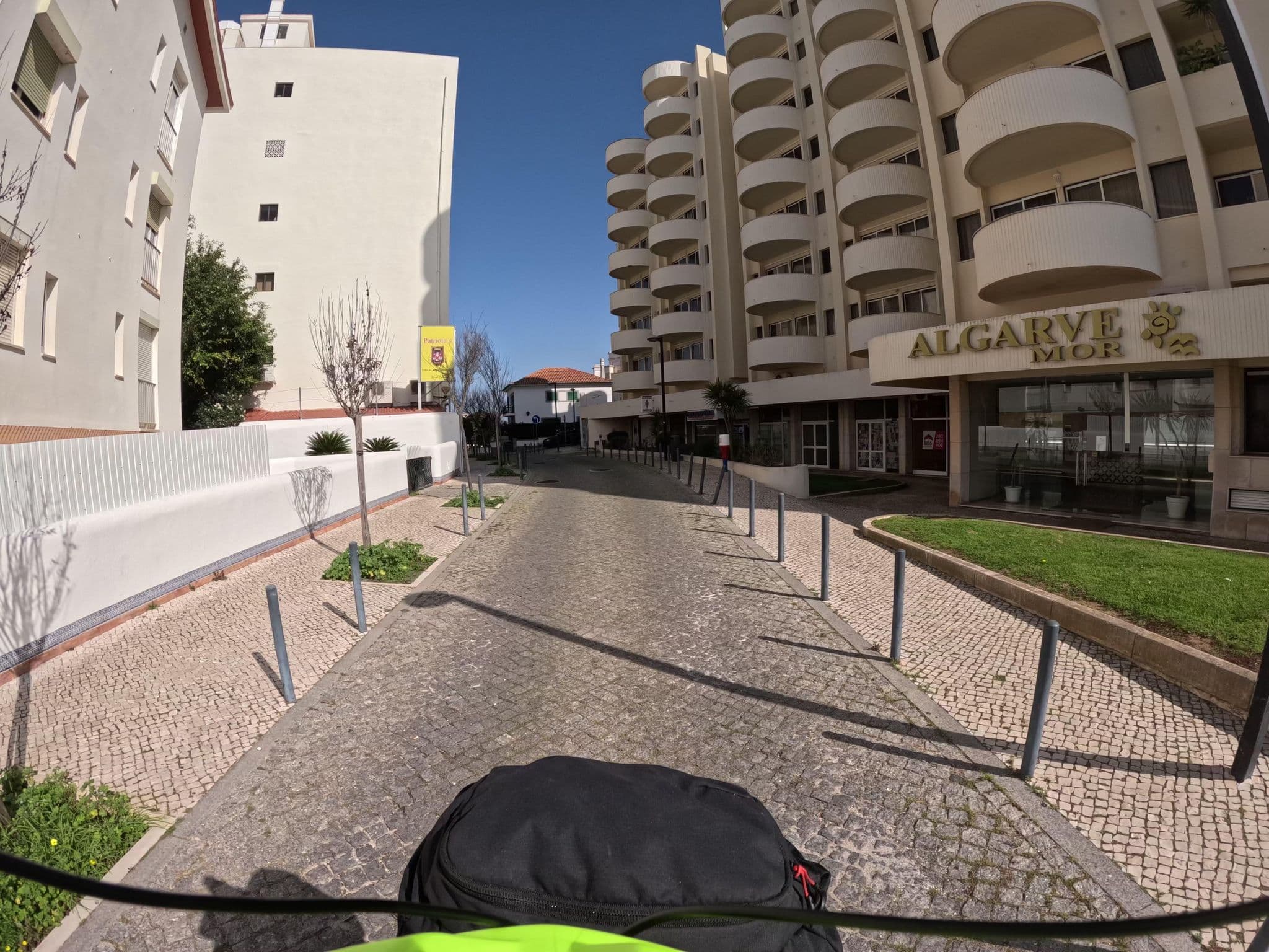 Street view near Praitur-Sociedade Hoteleira da Praia da Rocha S.A., Ferragudo — © claudiop (CC BY-SA · Mapillary)