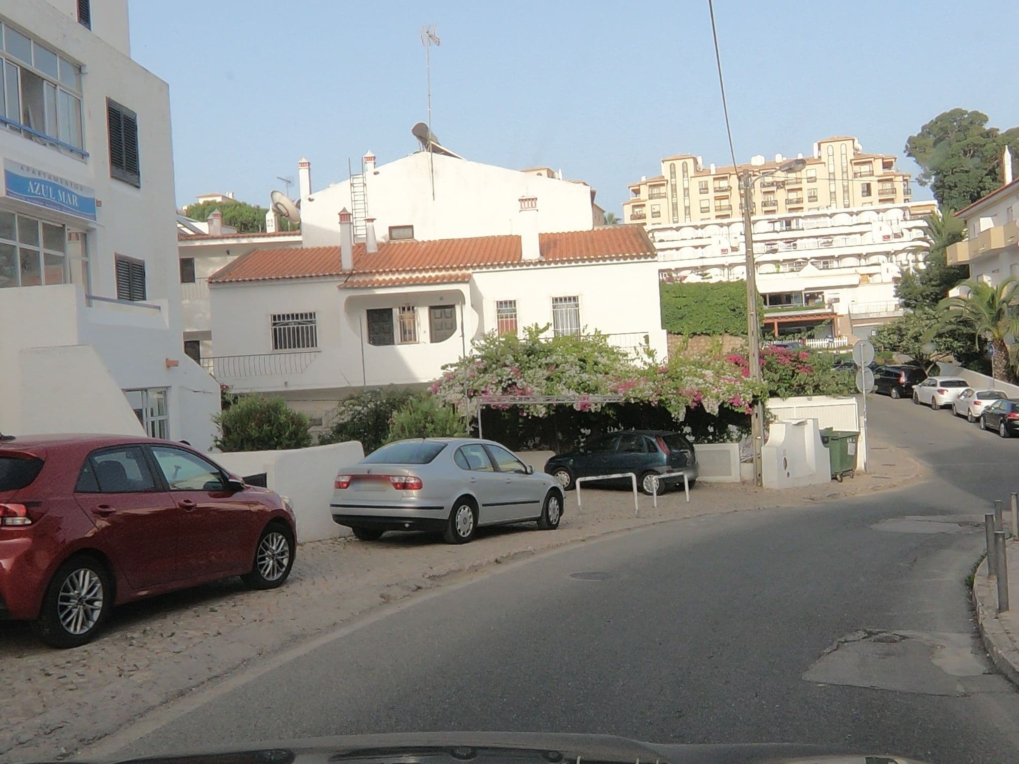 Street view near Apartamentos Azul Mar, Albufeira — © sanjorgepinho (CC BY-SA · Mapillary)