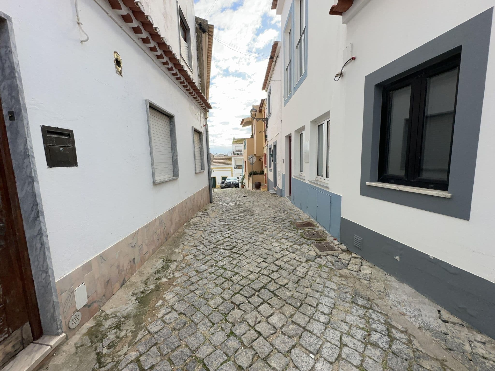 Street view near Rua Do Caracol Number 4, Lagos — © varun959 (CC BY-SA · Mapillary)