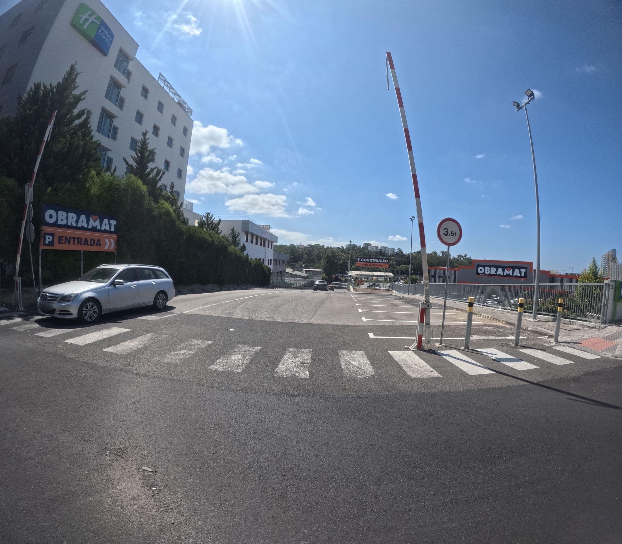 Street view near Holiday Inn Express Lisbon Alfragide, Alfragide — © danielagos12 (CC BY-SA · Mapillary)