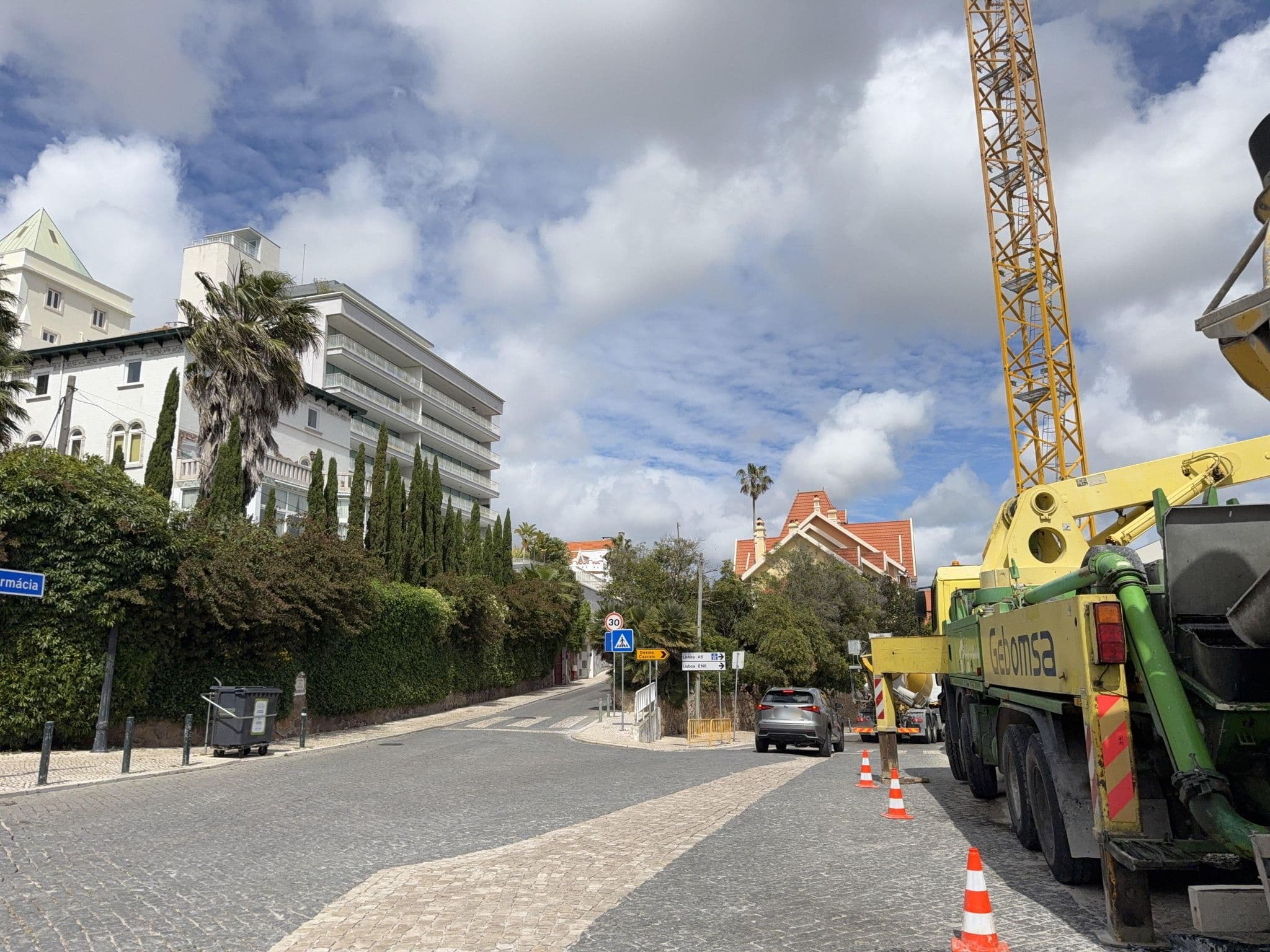 Street view near Aquatécnica - Sociedade de Construções, Monte Estoril — © RSTQ (CC BY-SA · Mapillary)