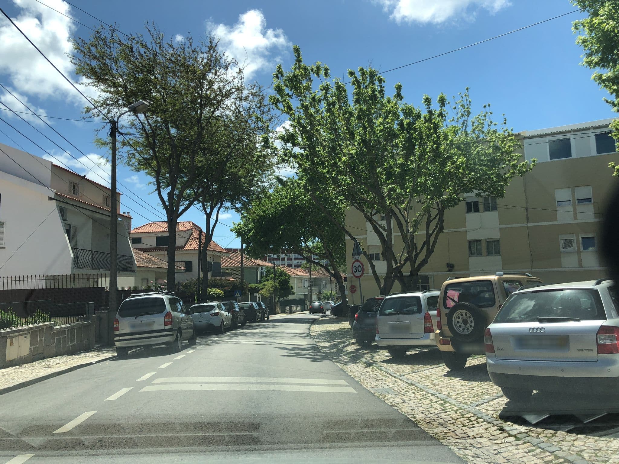 Street view near Carlos A Gouveia Cardoso, Carcavelos — © davipt (CC BY-SA · Mapillary)