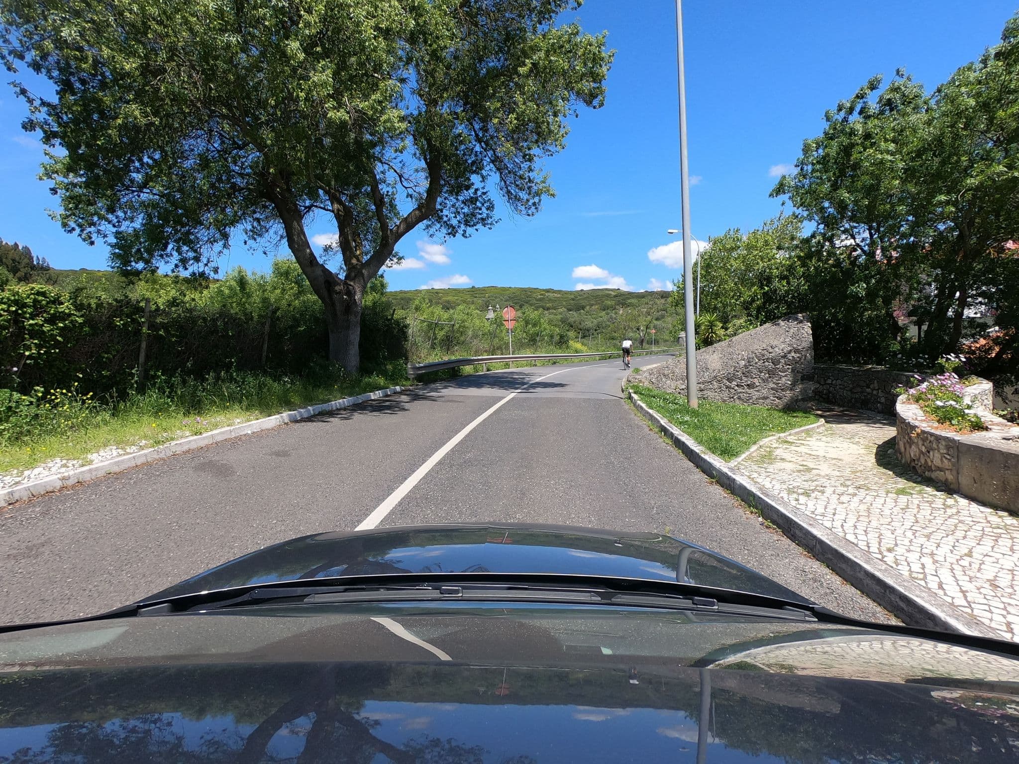 Street view near Between Lisbon and Sintra, Carnaxide — © davipt (CC BY-SA · Mapillary)