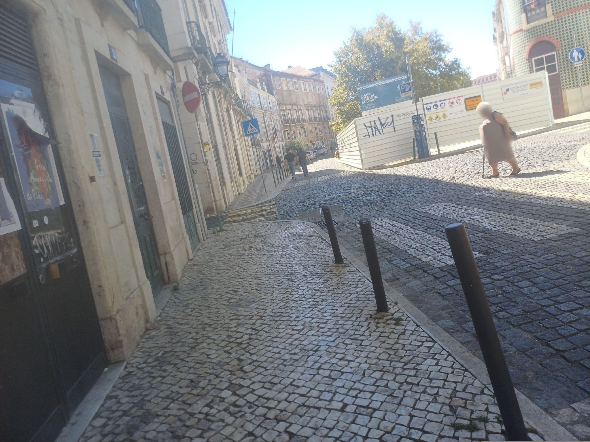 Street view near City Centre Anjos Guesthouse, Intendente — © beer119 (CC BY-SA · Mapillary)