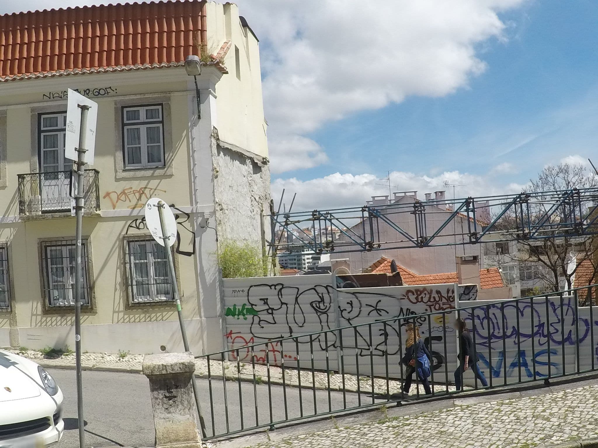 Street view near Waytostay, Principe Real — © chrisbeddow (CC BY-SA · Mapillary)