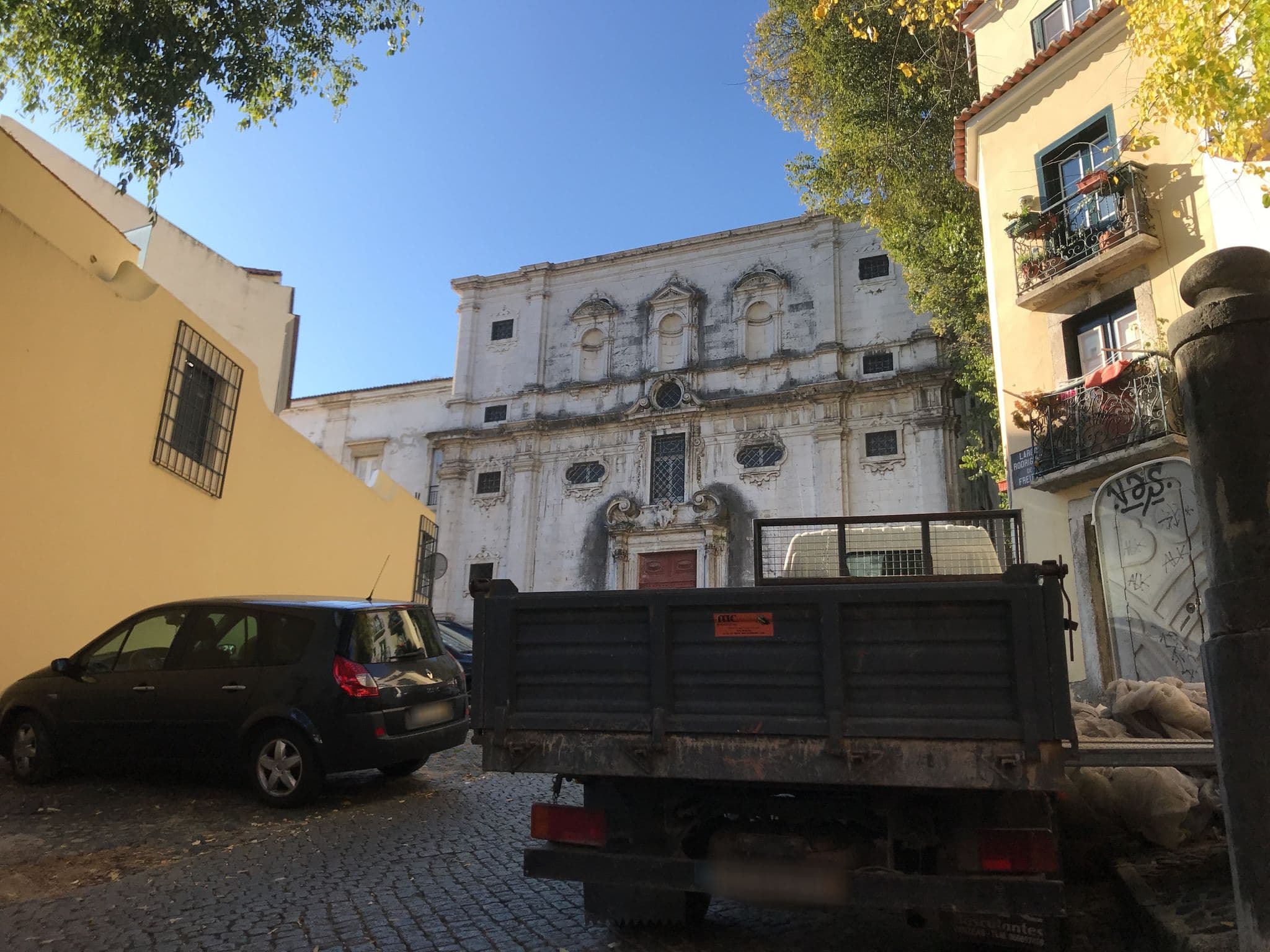Street view near Casas do Castelo, Alfama — © miguel_andrade (CC BY-SA · Mapillary)