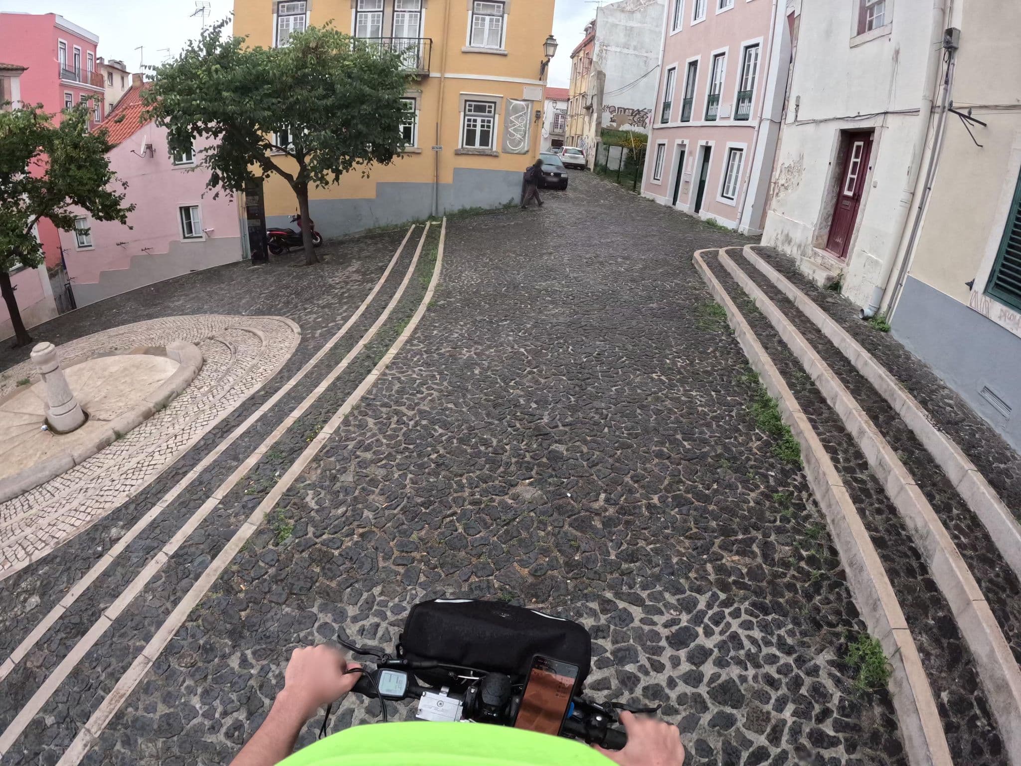 Street view near Waytostay, Baixa — © claudiop (CC BY-SA · Mapillary)