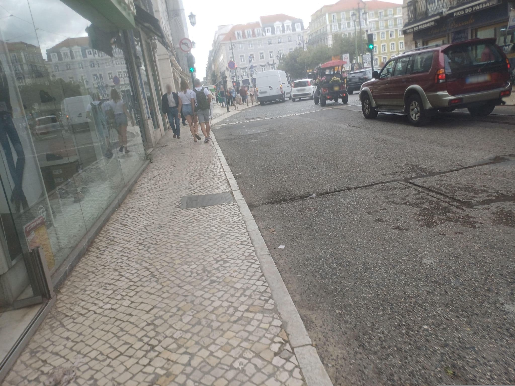 Street view near Rooftop bar hotel Mundial Lisboa, Baixa — © beer119 (CC BY-SA · Mapillary)