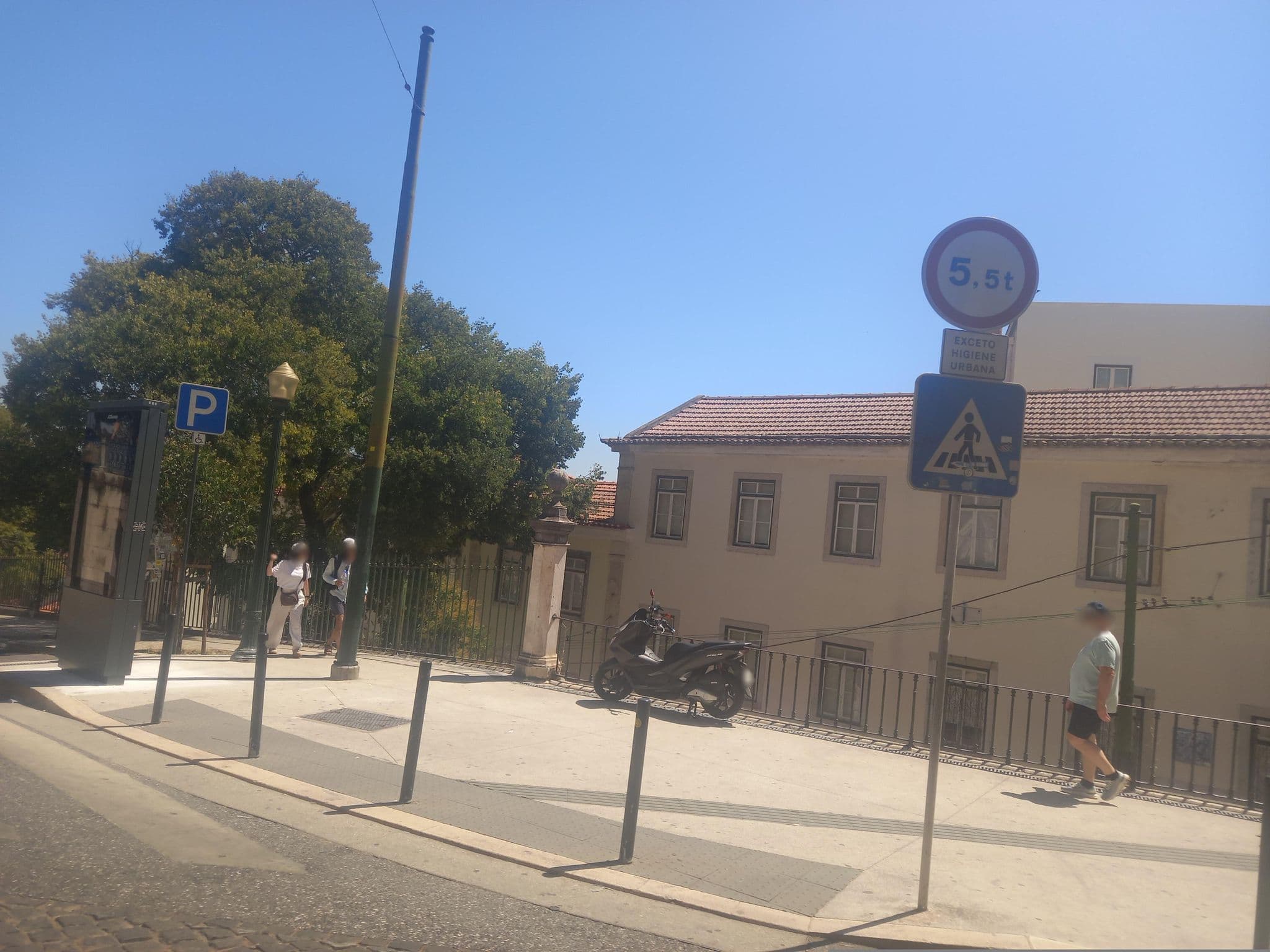Street view near Bairro Alto Boutique Guesthouse, São Mamede — © danielagos12 (CC BY-SA · Mapillary)