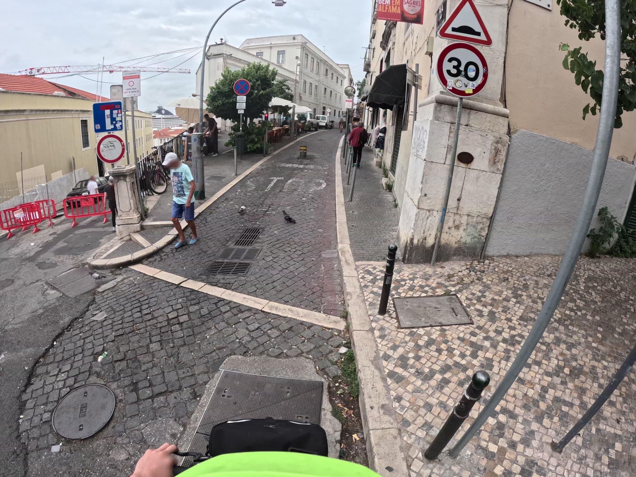 Street view near Alfama Terrace, Alfama — © claudiop (CC BY-SA · Mapillary)