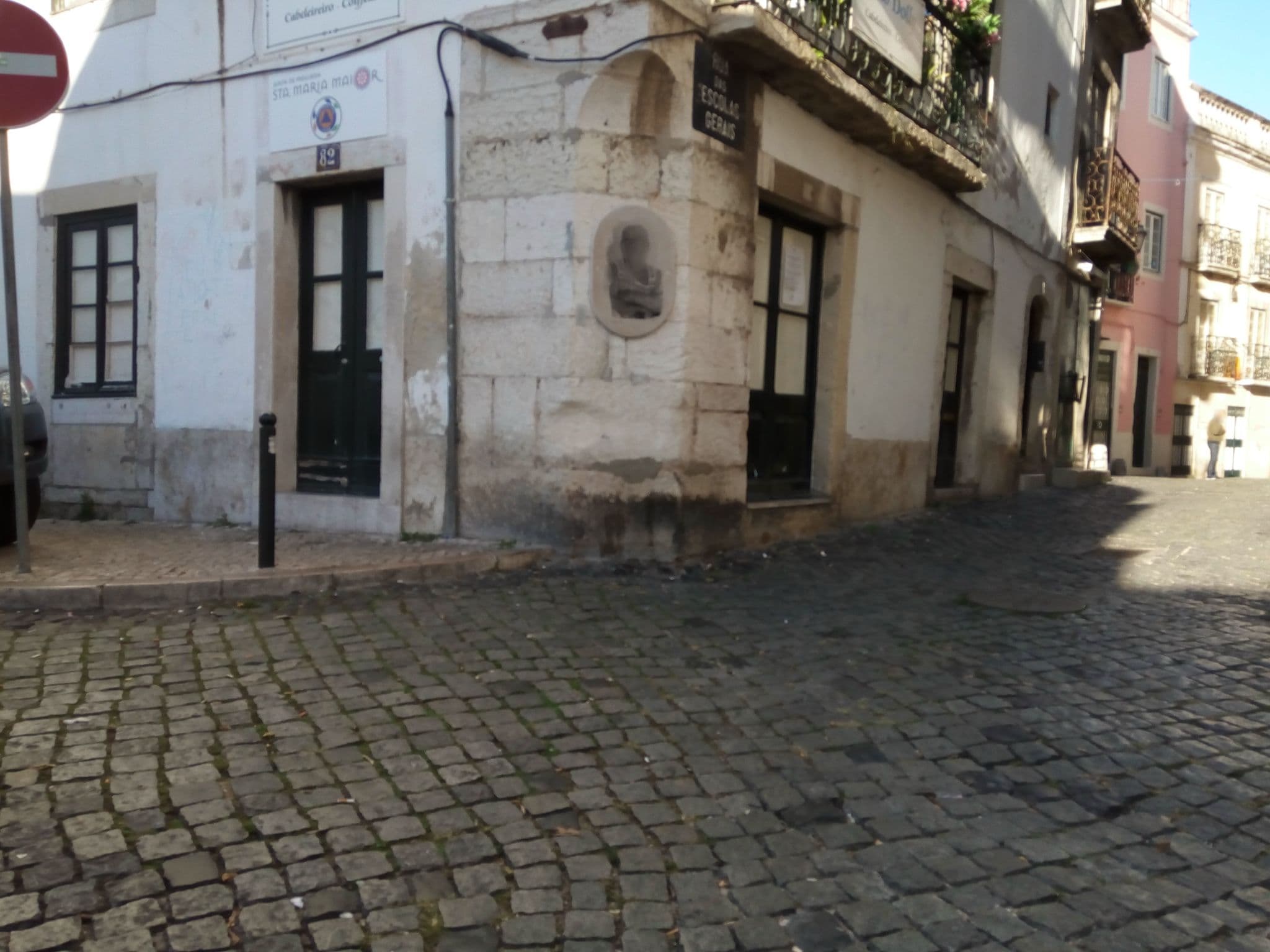 Street view near Alfama Street View, Alfama — © mapfool (CC BY-SA · Mapillary)