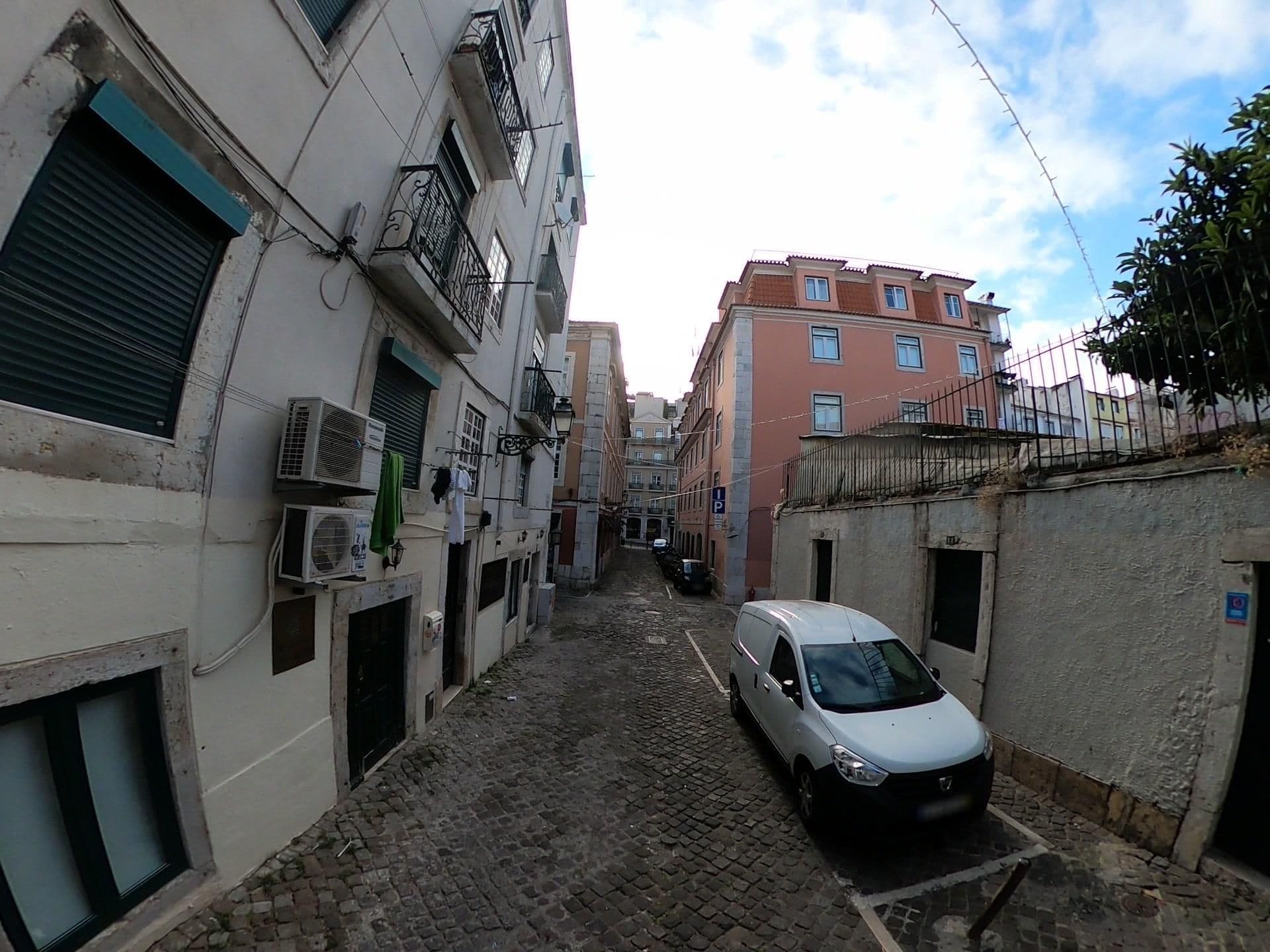 Street view near Host Bell Rooms& Suites, Bairro Alto — © feriret (CC BY-SA · Mapillary)