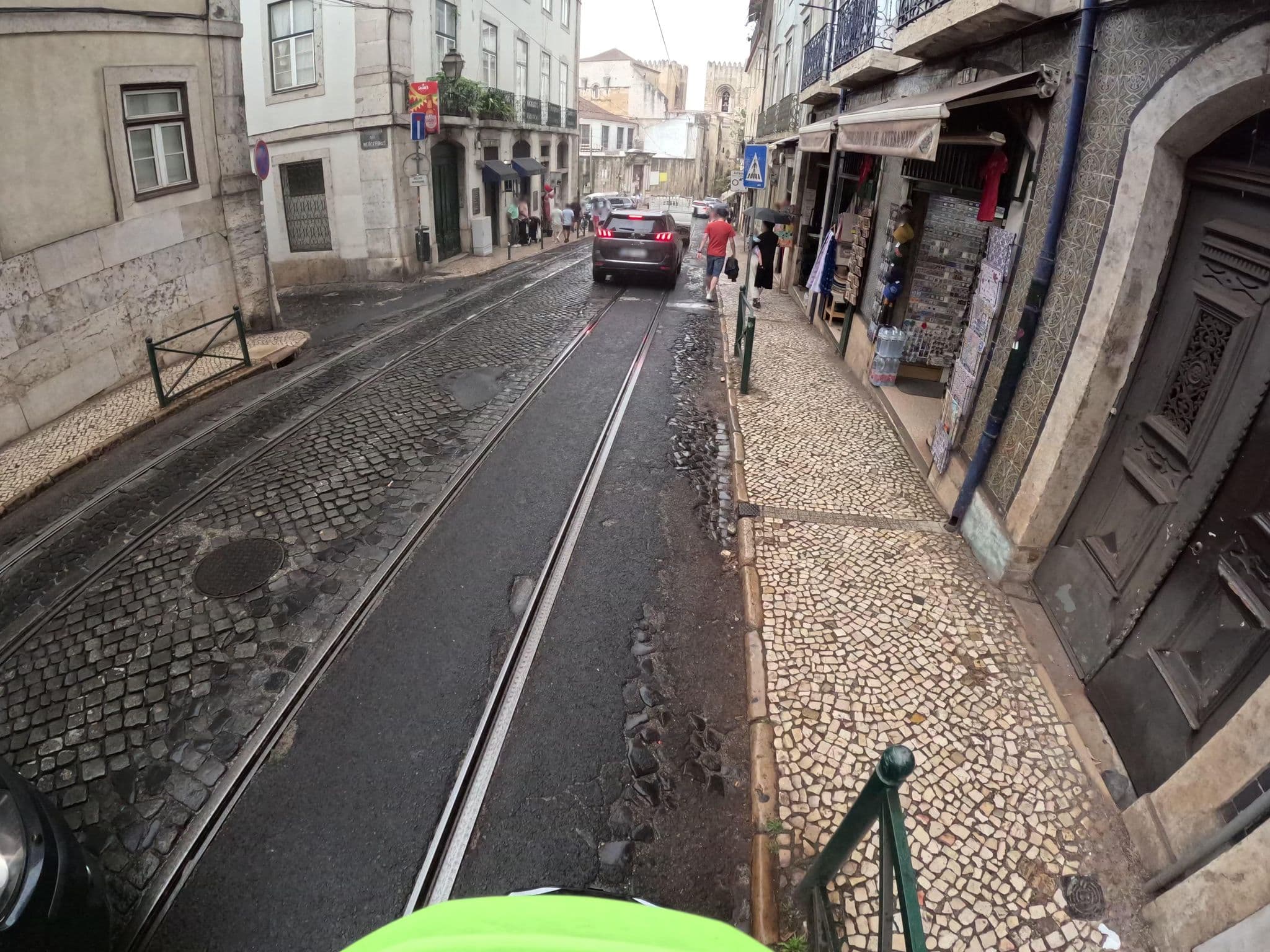 Street view near Saudade Guesthouse, Alfama — © claudiop (CC BY-SA · Mapillary)