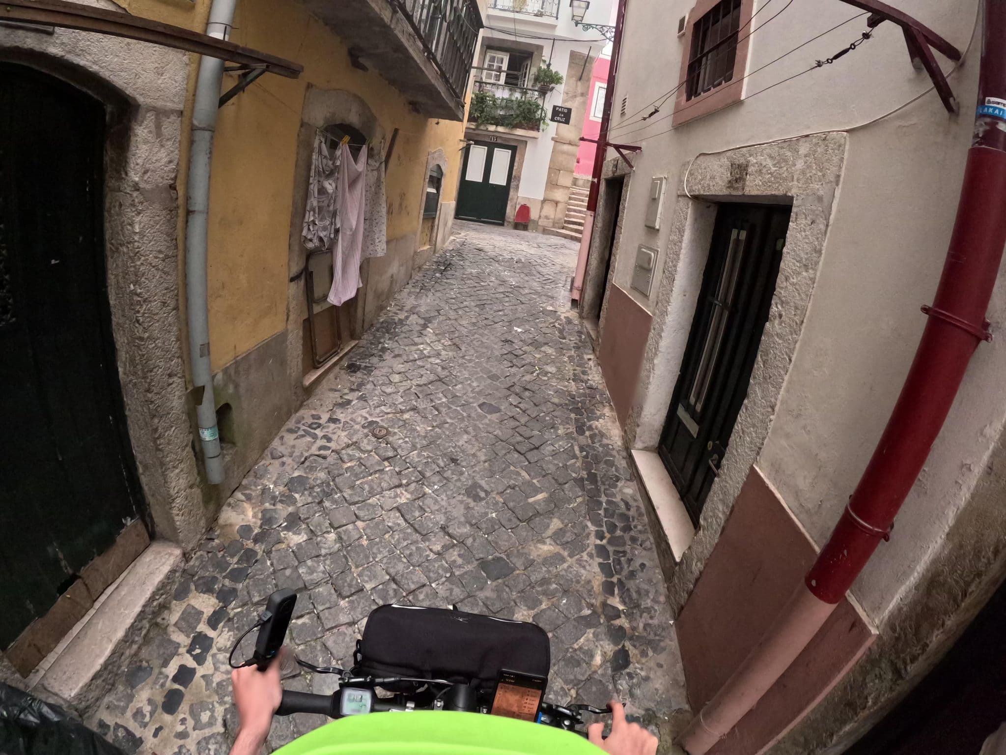 Street view near Alfama Galé Studio, Alfama — © claudiop (CC BY-SA · Mapillary)