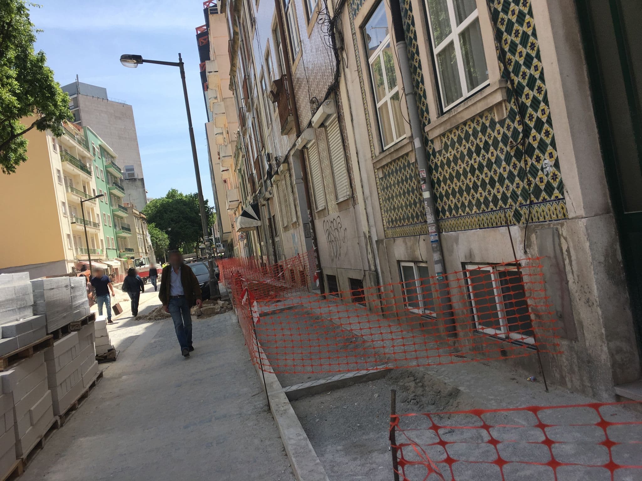 Street view near Guest House Amoreiras, Campolide — © fbenitez (CC BY-SA · Mapillary)