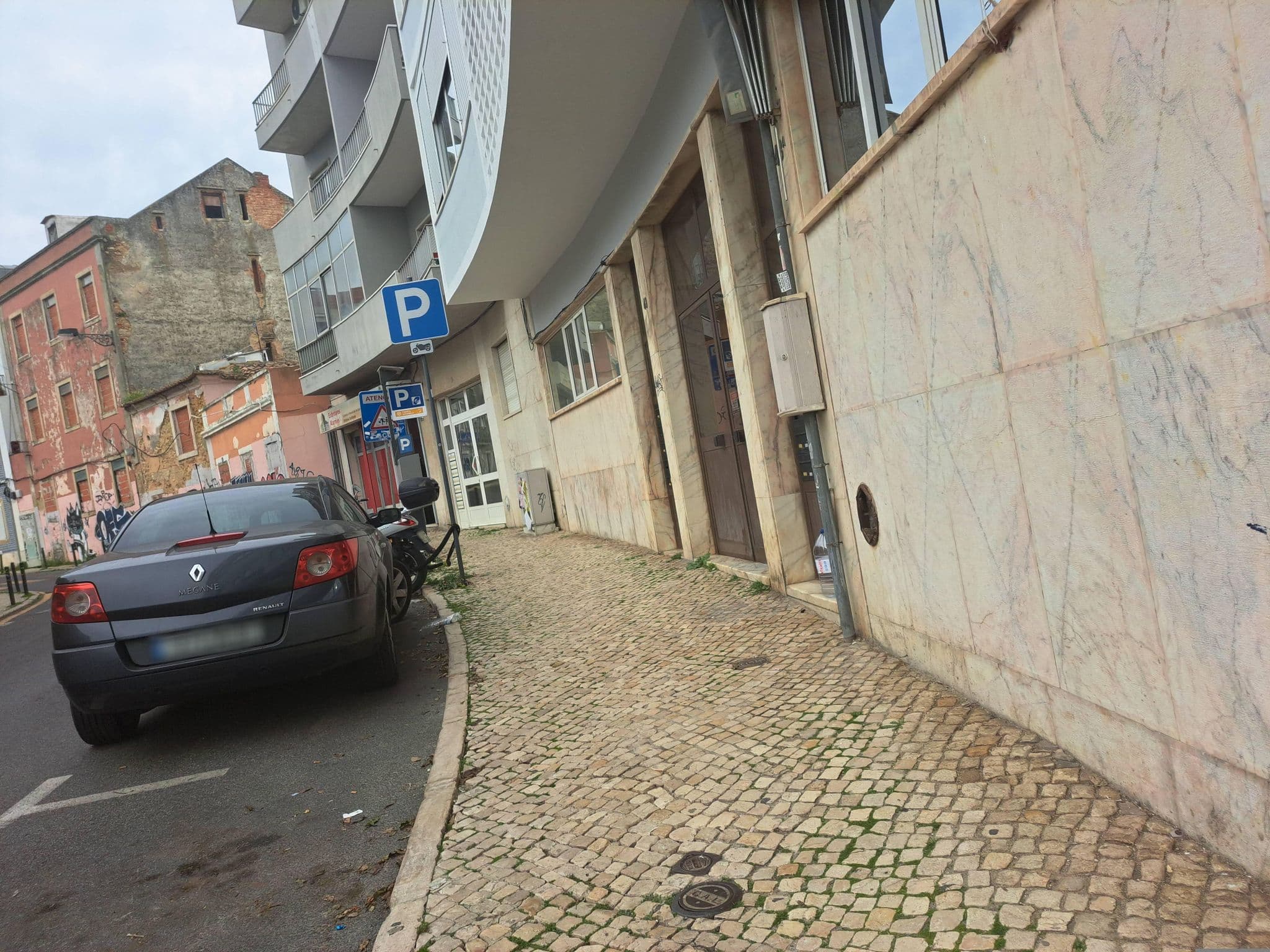 Street view near Lisbon stulpje, Graça — © beer119 (CC BY-SA · Mapillary)