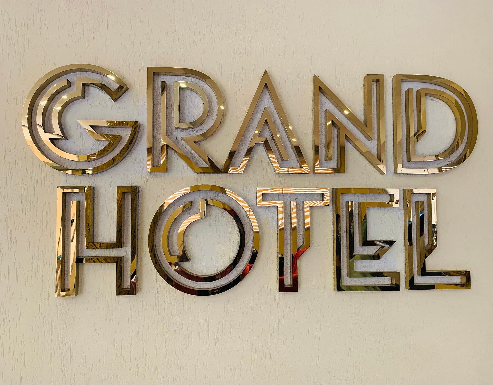 Grand Hotel Abidjan (via Wikimedia Commons, CC BY-SA 4.0)