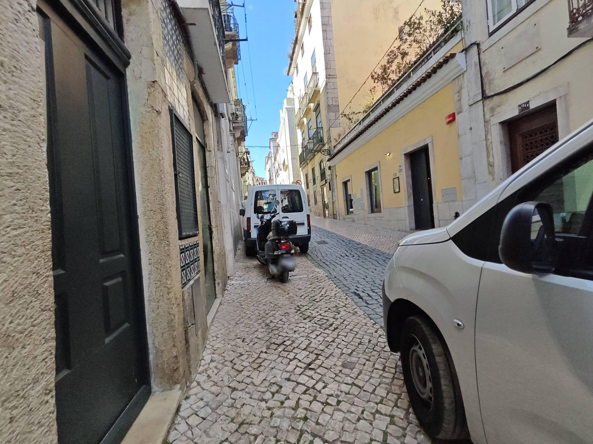 Street view near Annelissabon, São Mamede — © Attractor_Snowstorm (CC BY-SA · Mapillary)