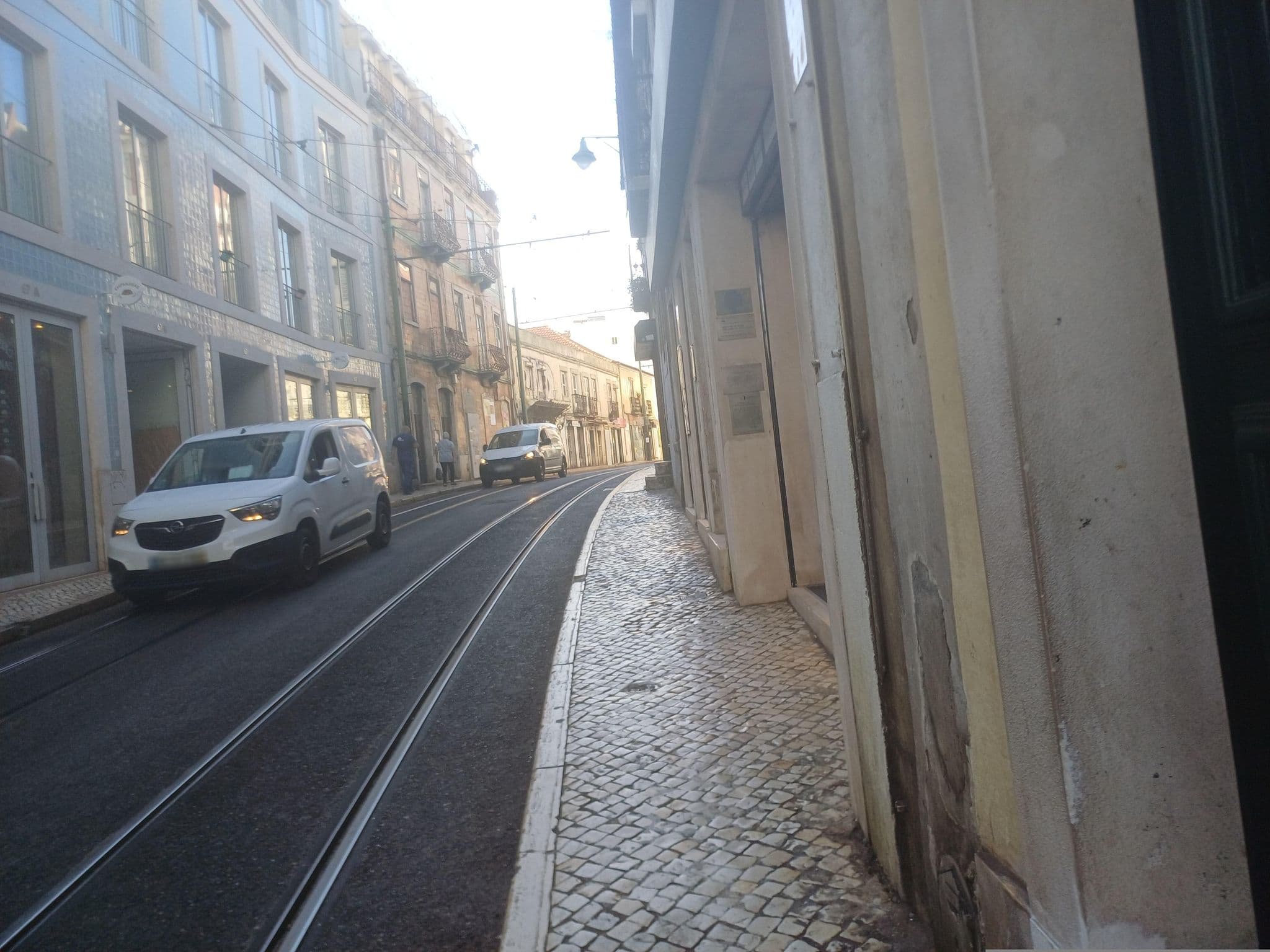 Street view near The Back Yard Nest, Graça — © beer119 (CC BY-SA · Mapillary)