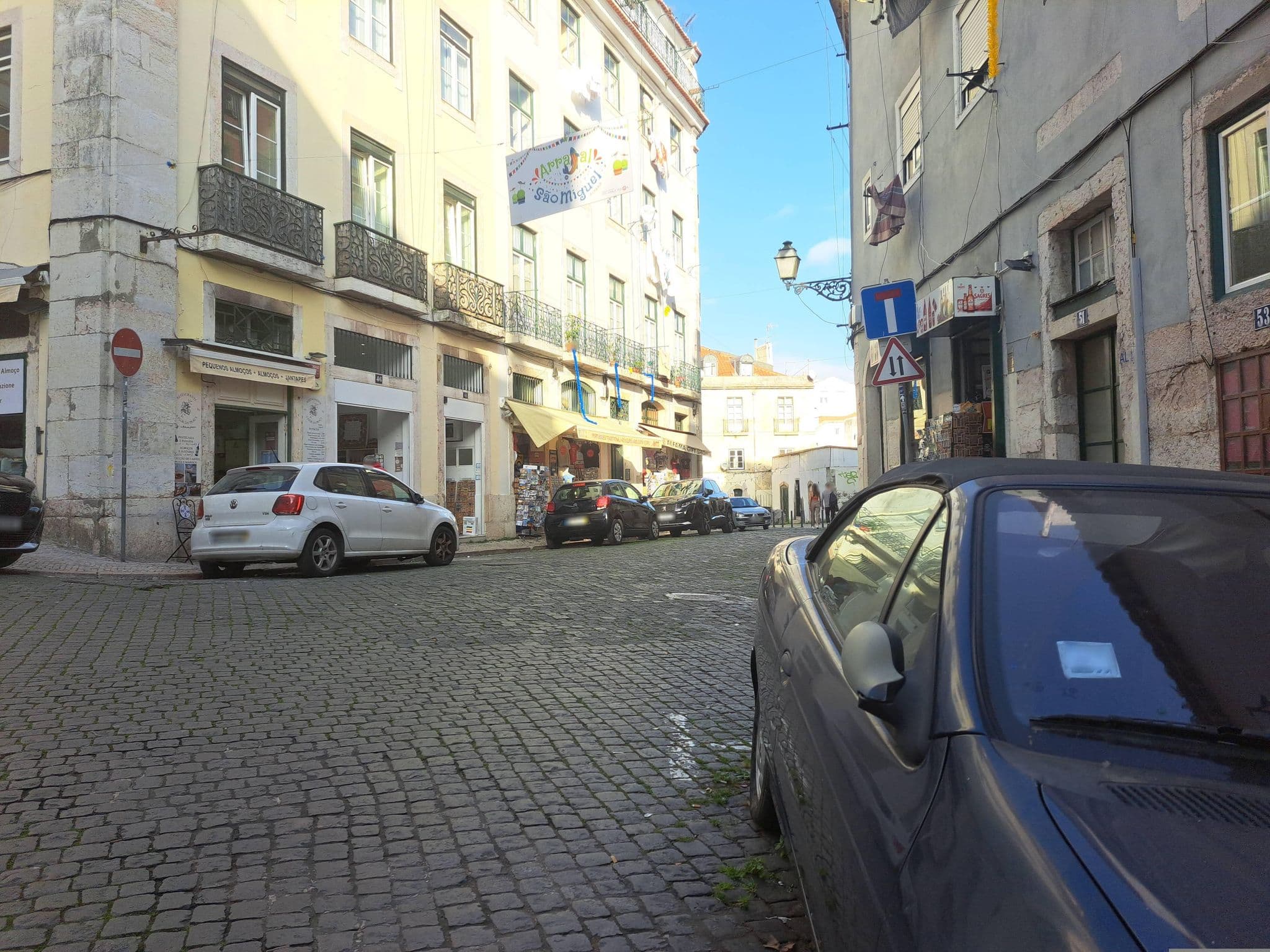 Street view near Apartments Center Alfama, Alfama — © beer119 (CC BY-SA · Mapillary)