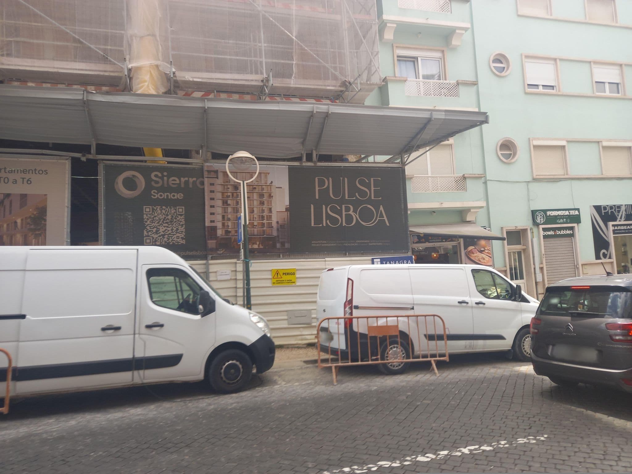 Street view near Holiday Inn, Areeiro — © danielagos12 (CC BY-SA · Mapillary)
