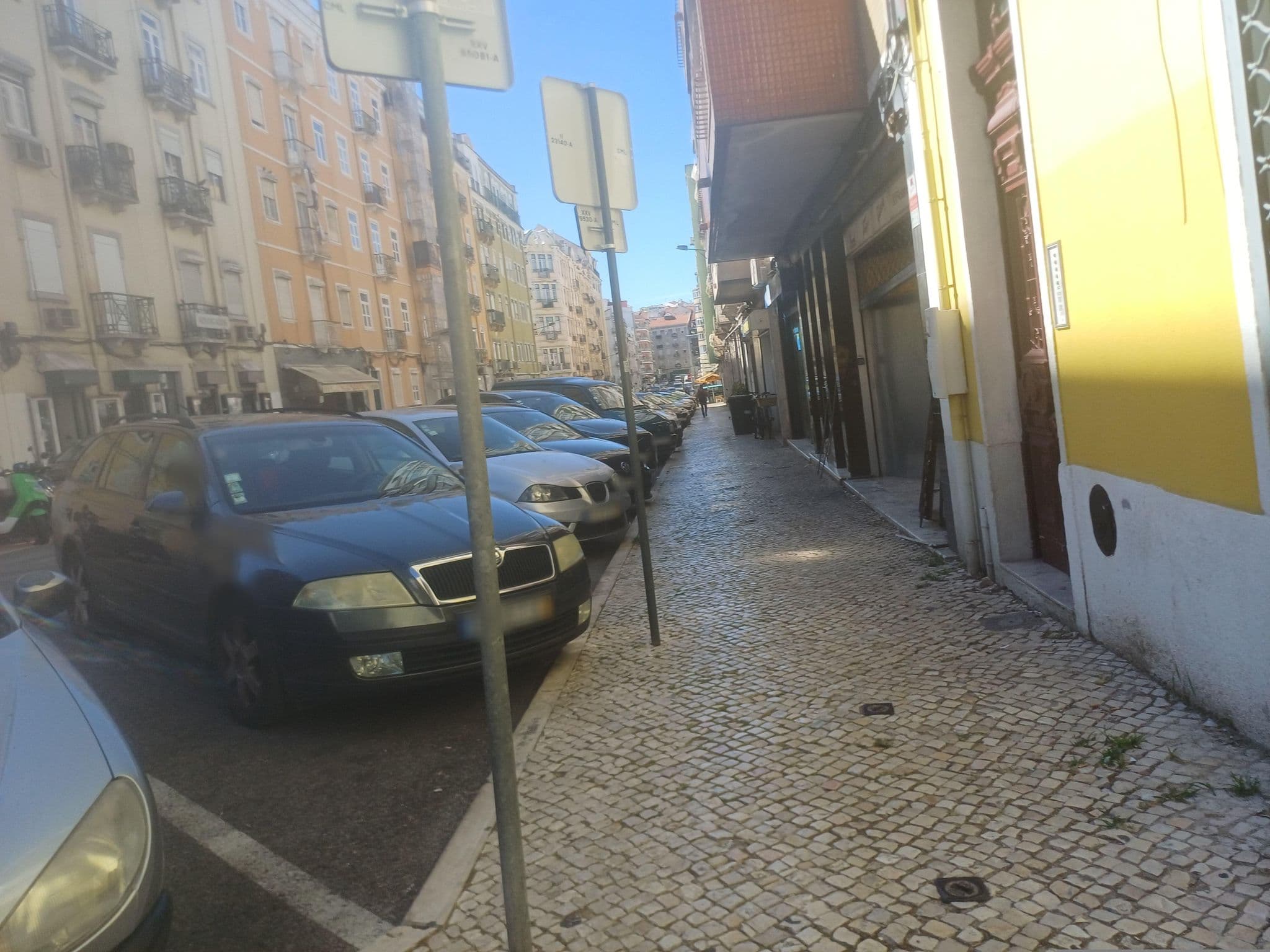 Street view near 7 Mares Hostel, São Jorge de Arroios — © beer119 (CC BY-SA · Mapillary)