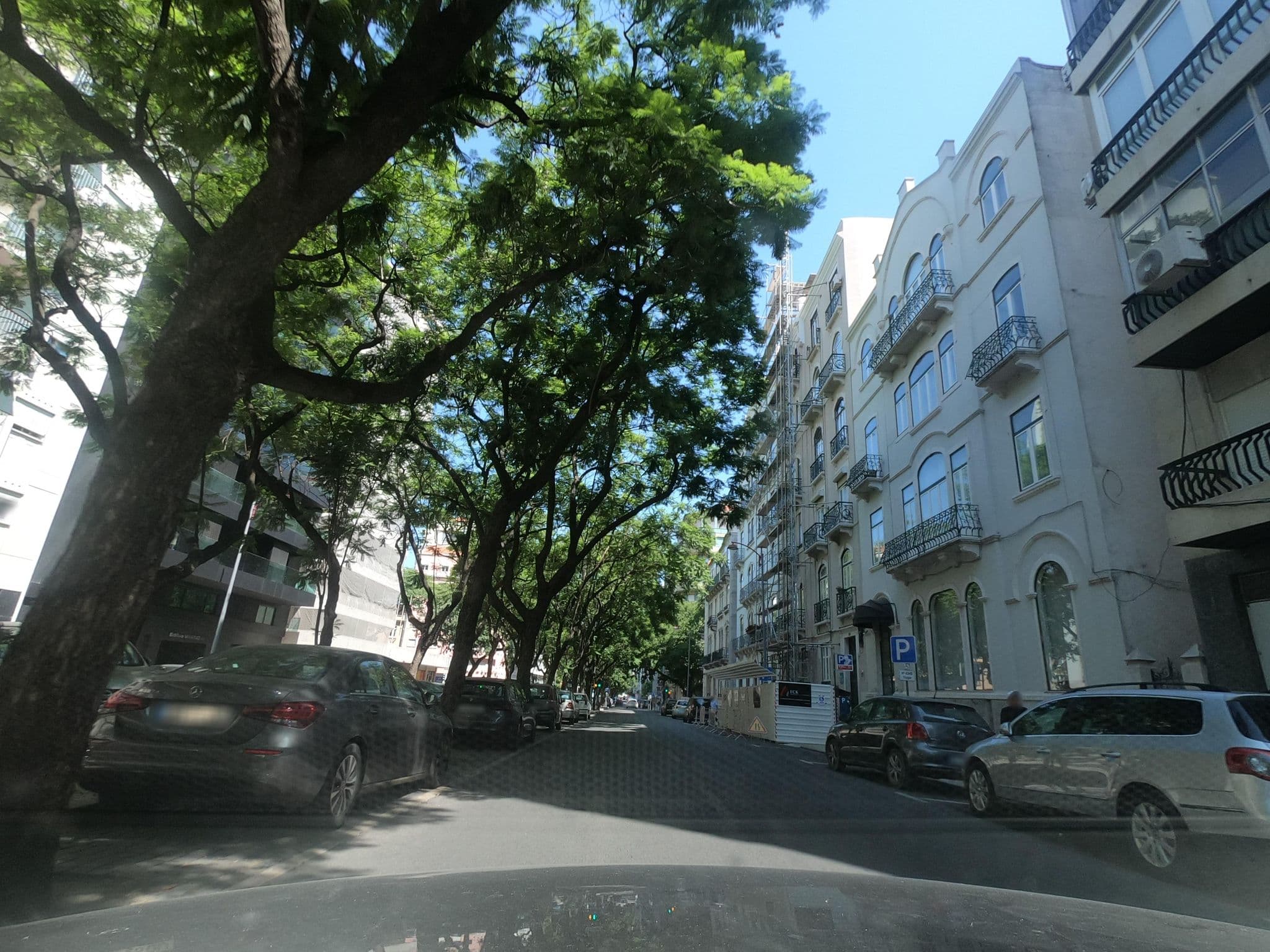 Street view near Charmínn Guesthouse, Campo Pequeno — © filohipo (CC BY-SA · Mapillary)