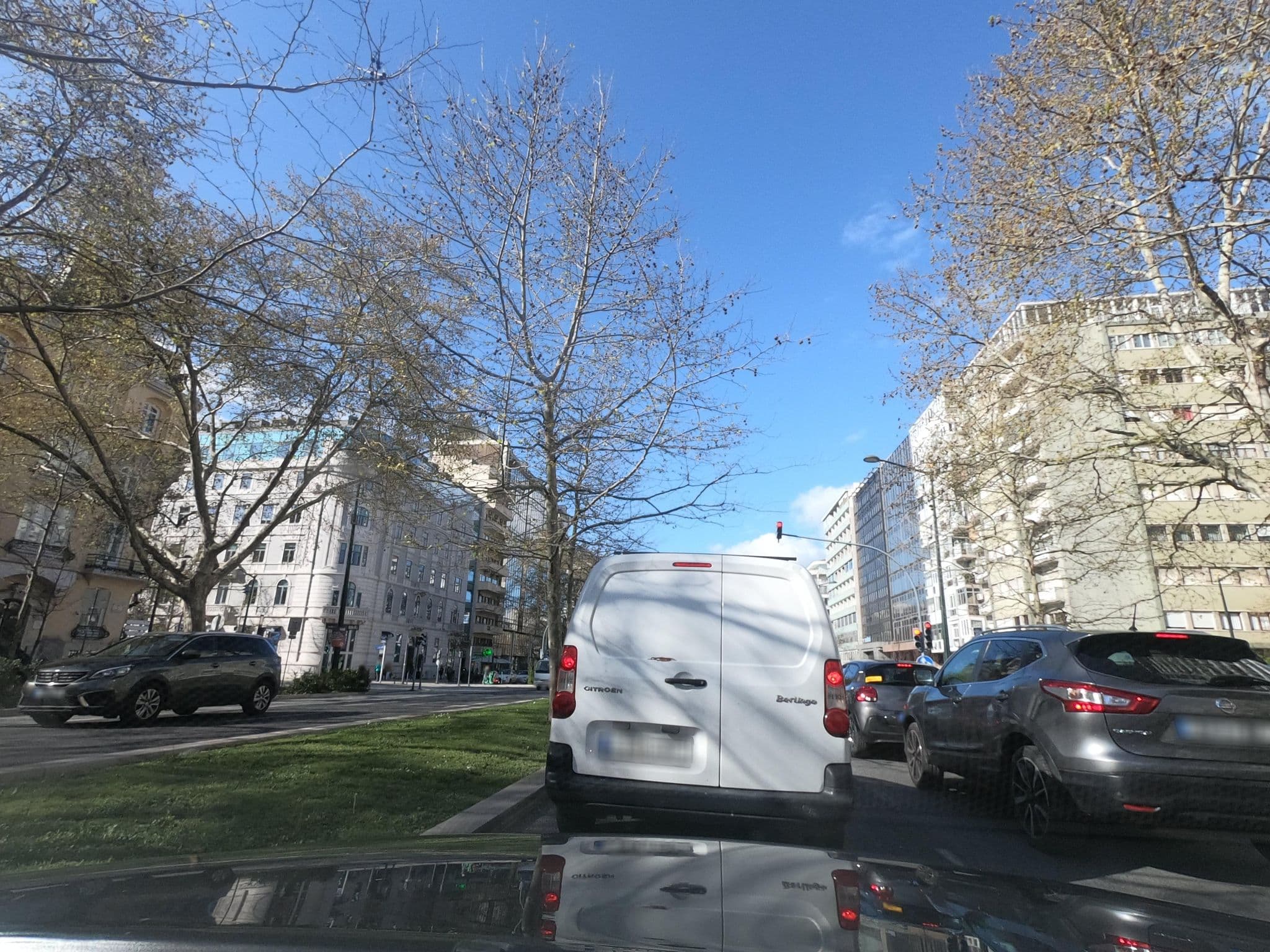 Street view near Lisbon Nest House, São Sebastião da Pedreira — © filohipo (CC BY-SA · Mapillary)