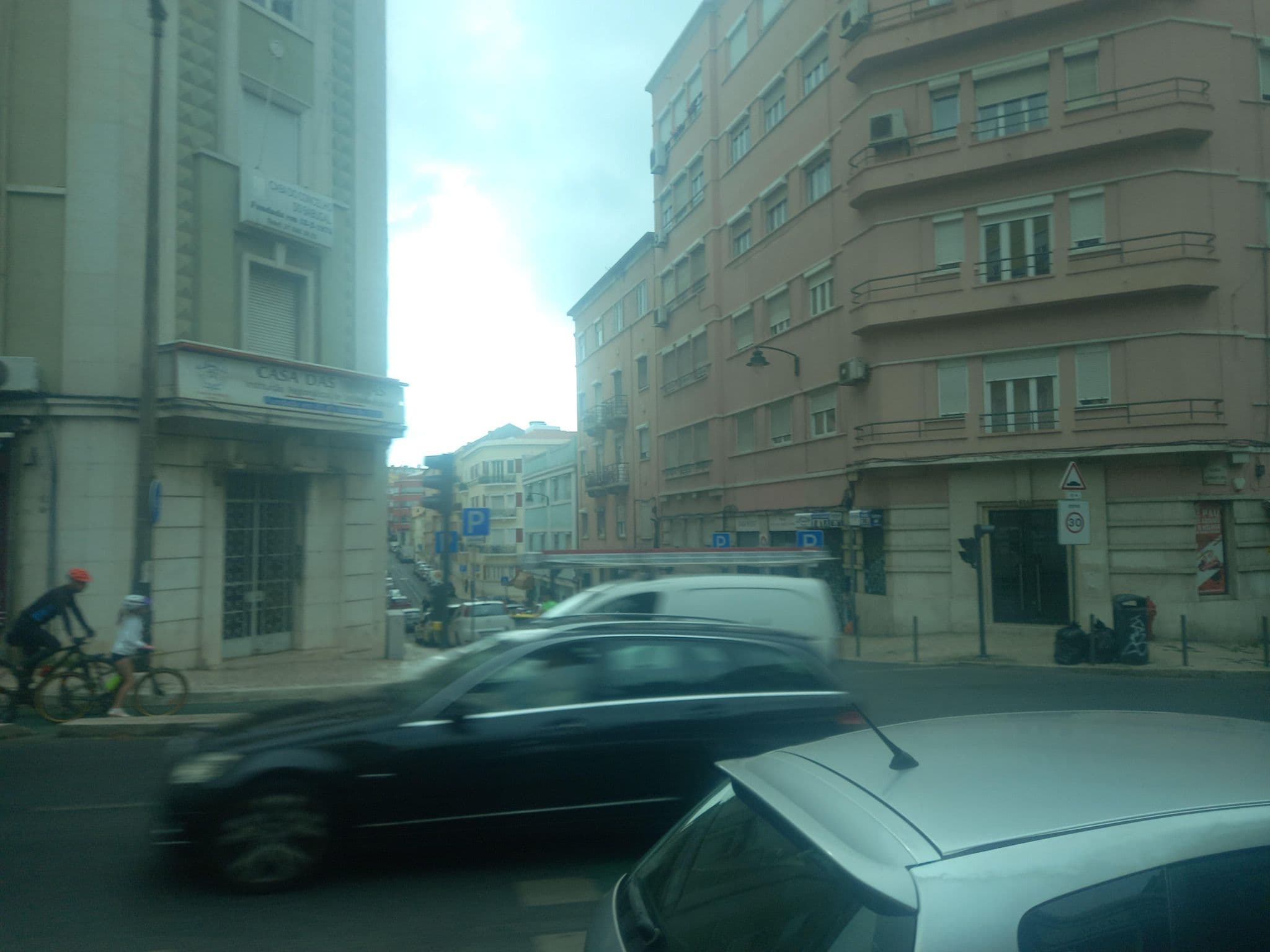 Street view near Hoteis Condeça, Areeiro — © danielagos12 (CC BY-SA · Mapillary)