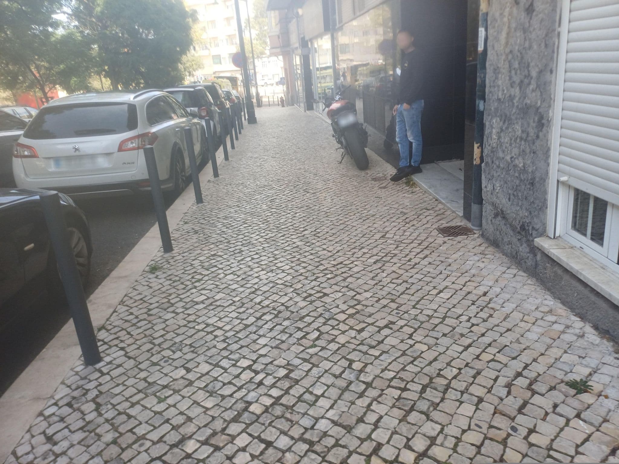Street view near Live Lisboa Hostel, Areeiro — © beer119 (CC BY-SA · Mapillary)