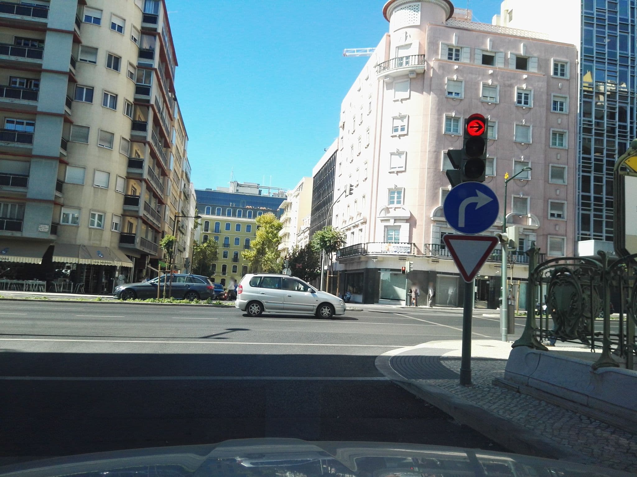Street view near The Postcard Avenue, Lisbon — © filipegraciosa (CC BY-SA · Mapillary)
