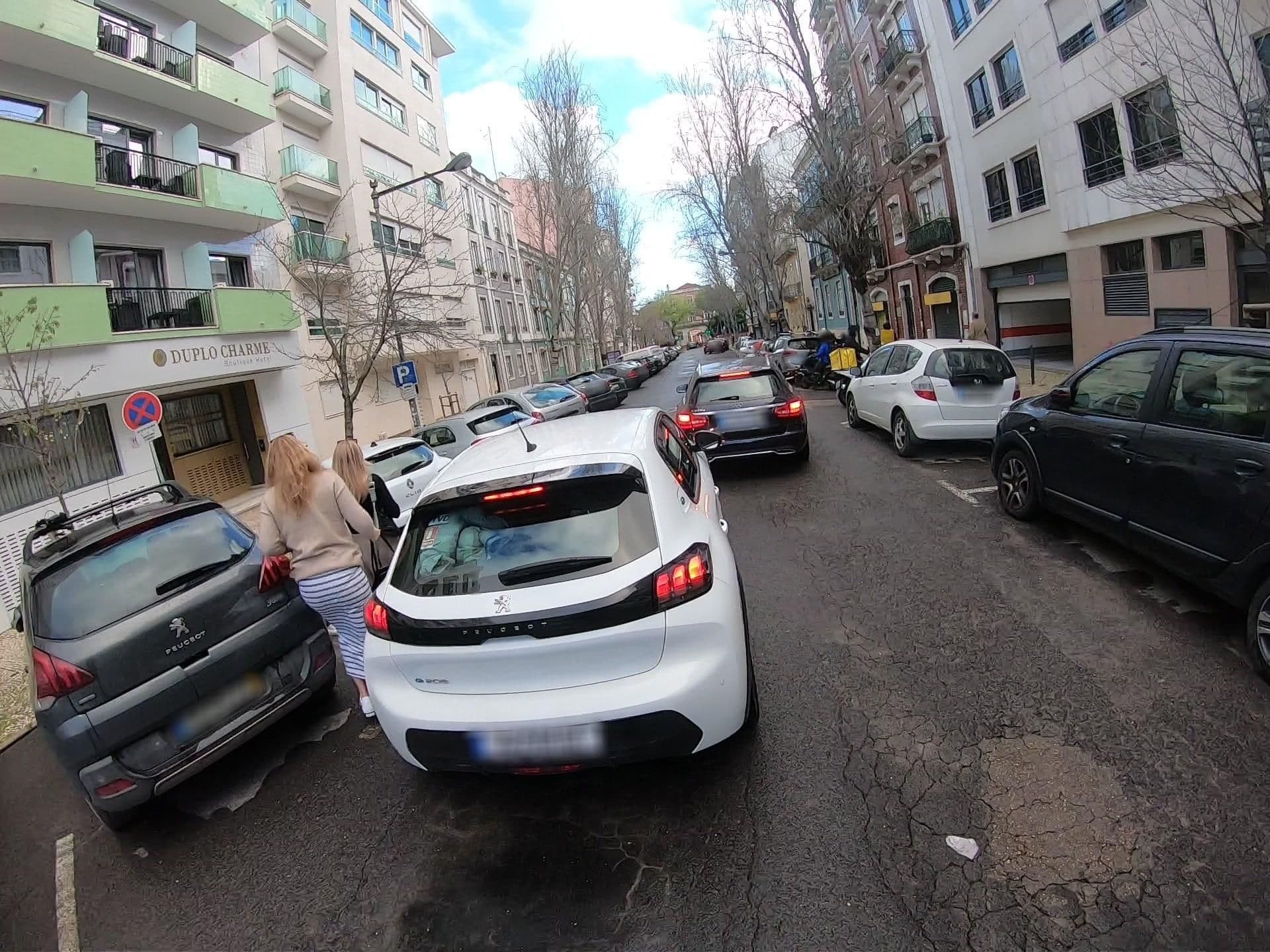 Street view near Albergaria Pax, São Jorge de Arroios — © luisjfvieira (CC BY-SA · Mapillary)