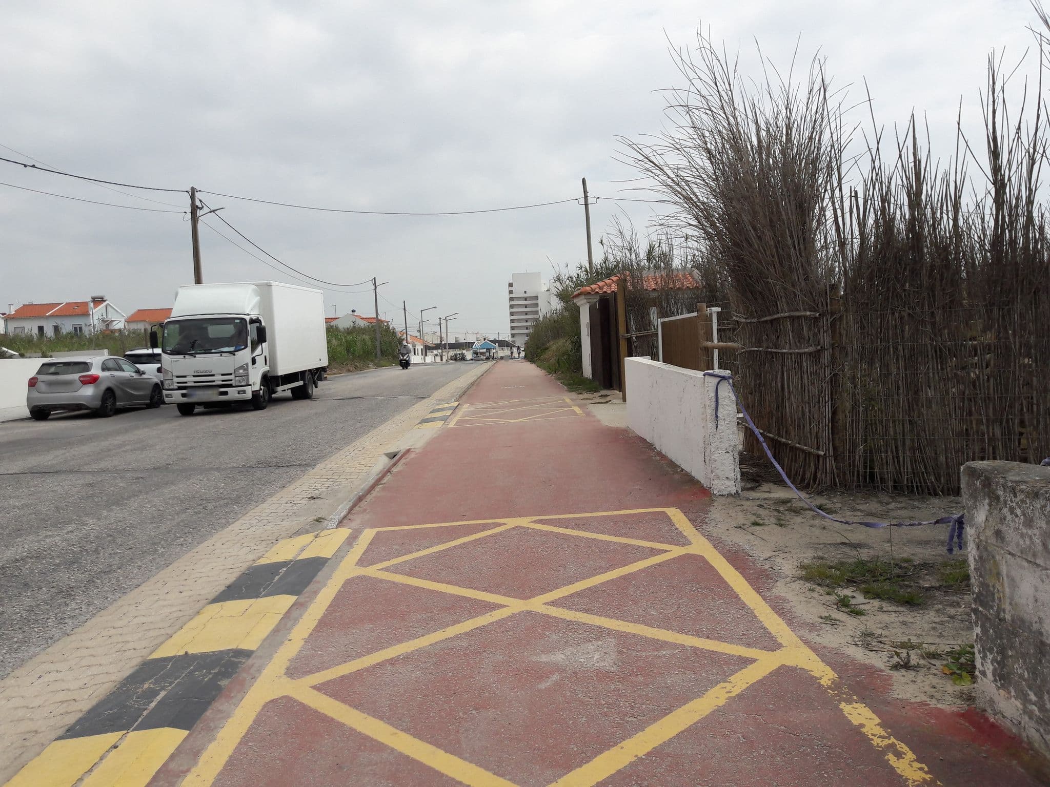 Street view near Casa das Rendas by CosyCasa Praia Peniche, Ferrel — © ggeographer (CC BY-SA · Mapillary)