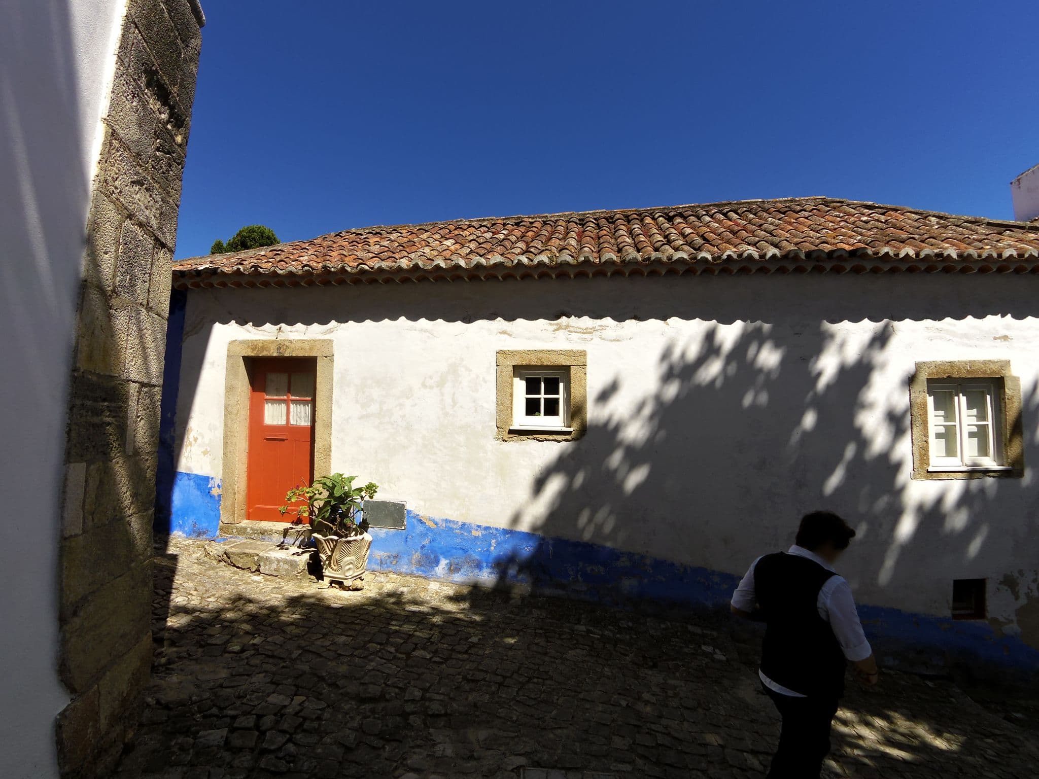 Street view near A Casa do Pássaro Branco, Óbidos — © zors1843 (CC BY-SA · Mapillary)
