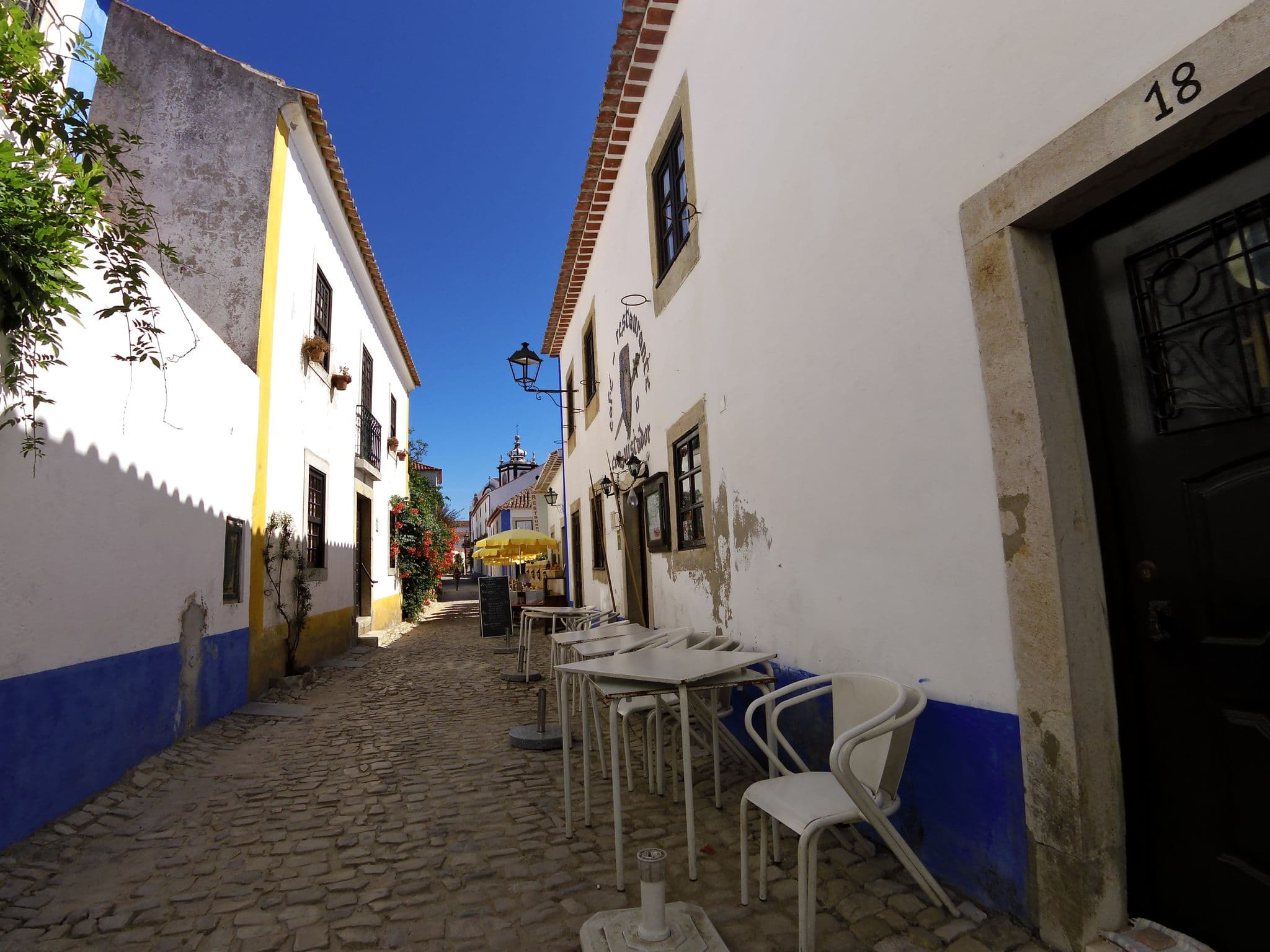 Street view near Lov'in Book Guesthouse, Óbidos — © zors1843 (CC BY-SA · Mapillary)