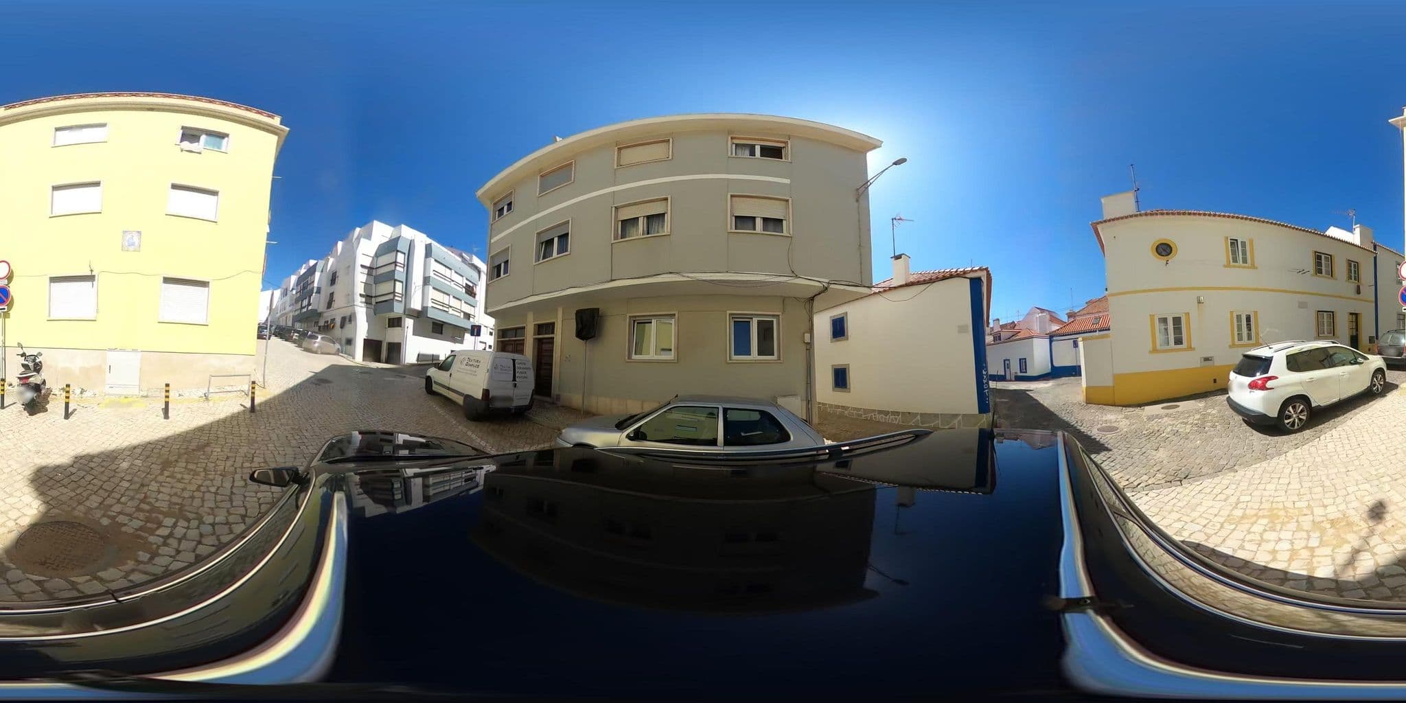Street view near Casa das Aguarelas - Apartamentos, Ericeira — © filohipo (CC BY-SA · Mapillary)