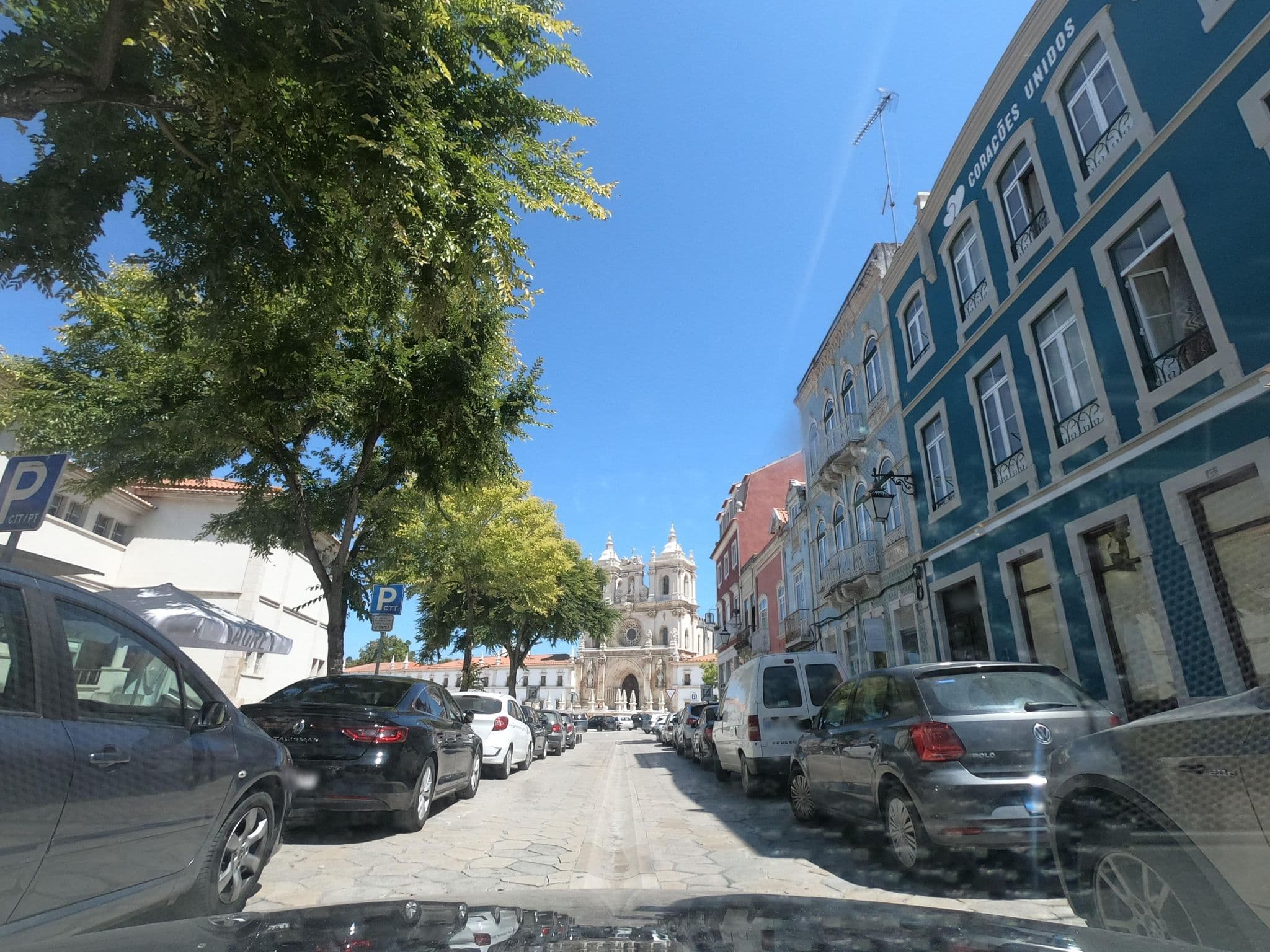 Street view near Pensão Corações Unidos, Alcobaça — © filohipo (CC BY-SA · Mapillary)