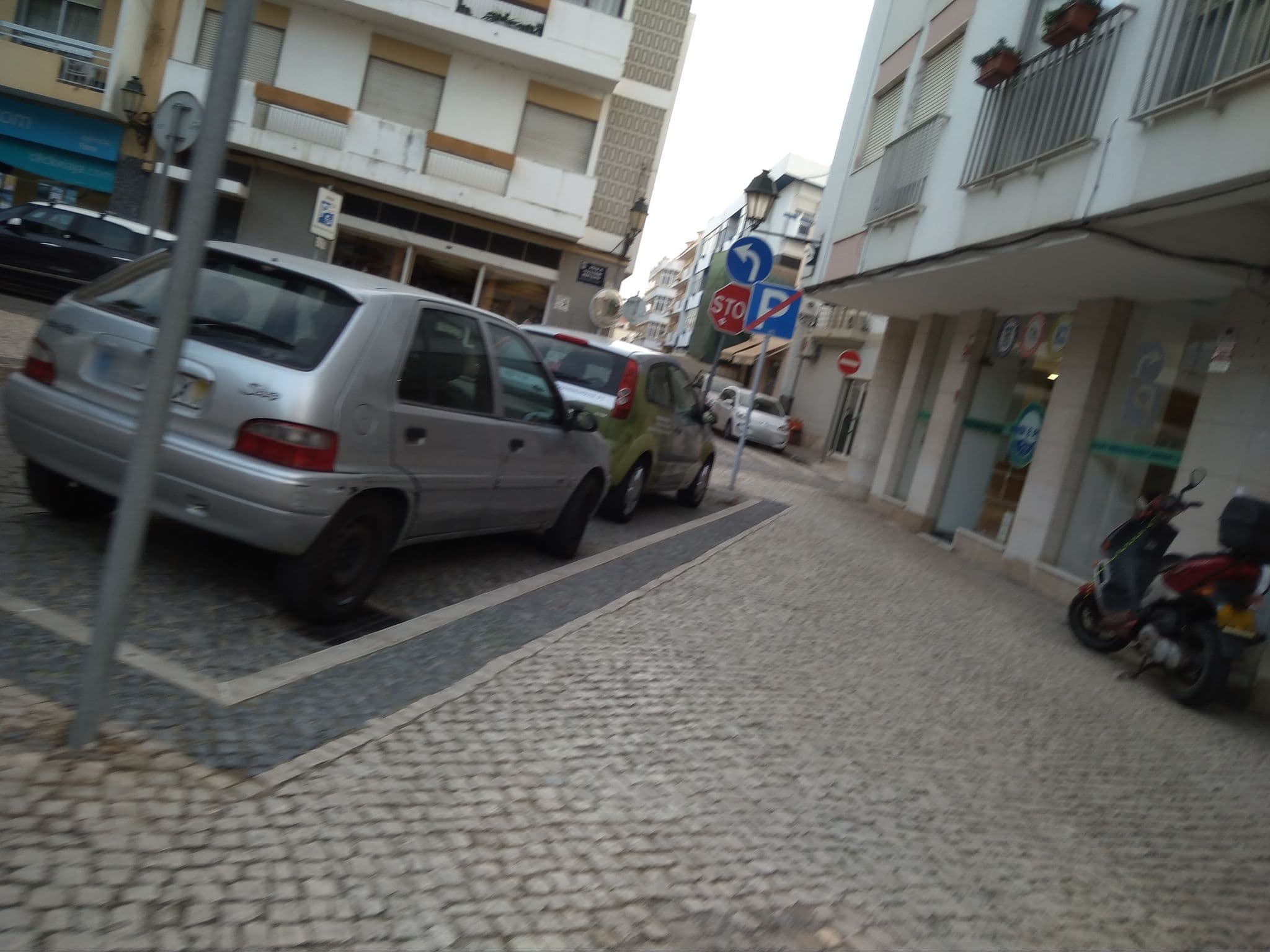 Street view near Kenneth Peter Lester, Faro — © mapfool (CC BY-SA · Mapillary)