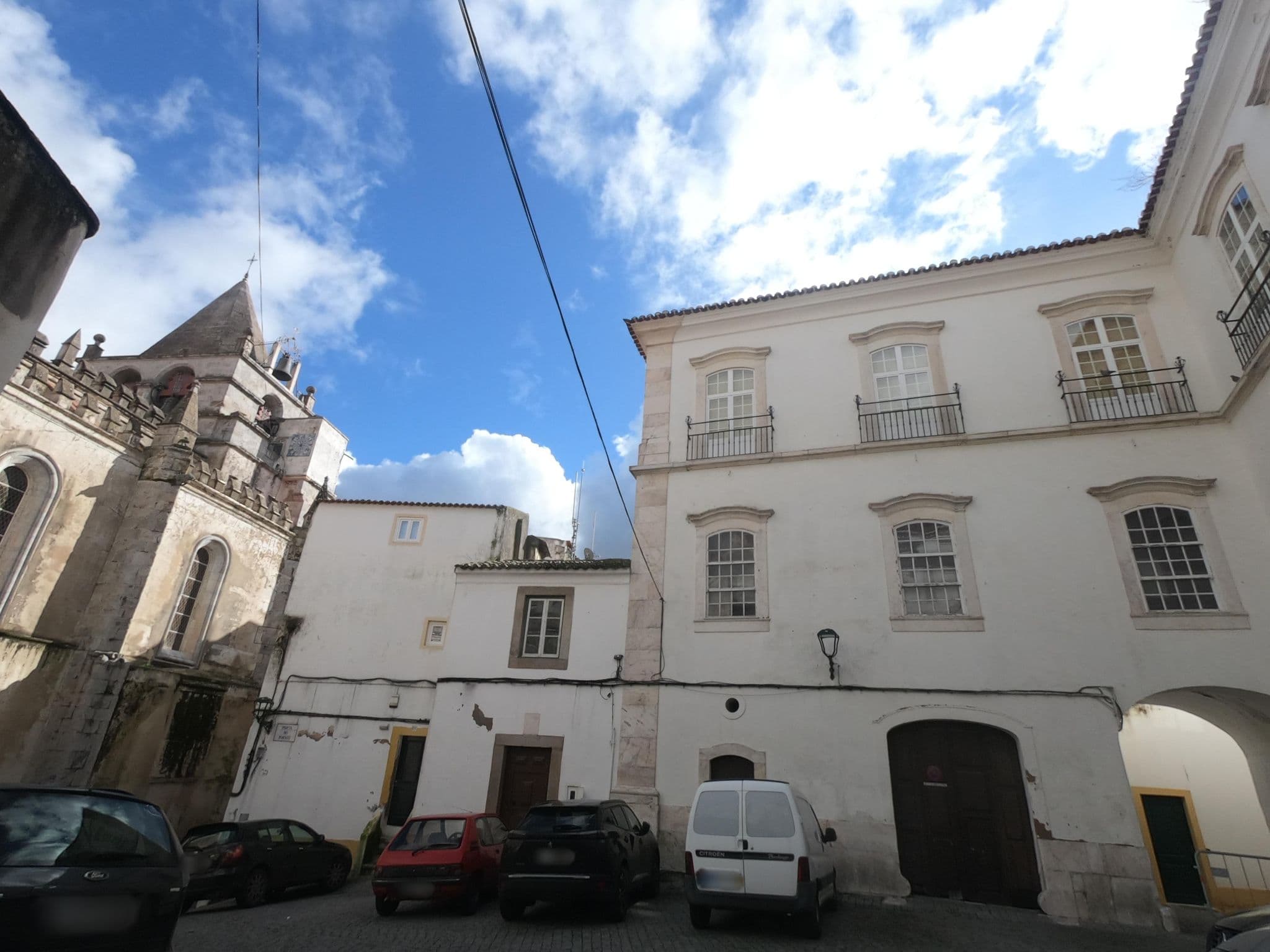 Street view near Pensão Residencial O Carrascal, Elvas — © filohipo (CC BY-SA · Mapillary)