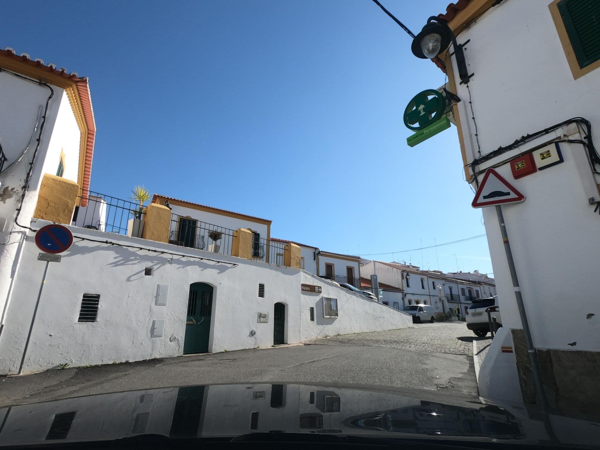 Street view near Pensão Vitoriano Lopes Rodrigues, Moura — © filohipo (CC BY-SA · Mapillary)