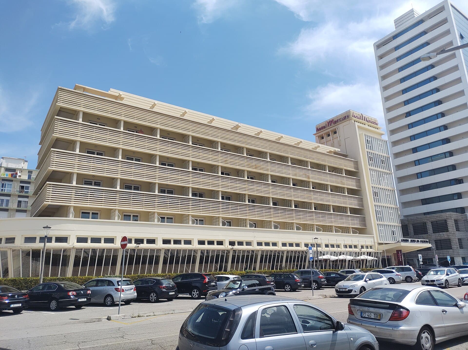 Hotel Mercure Figueira da Foz (via Wikimedia Commons, CC BY-SA 3.0)
