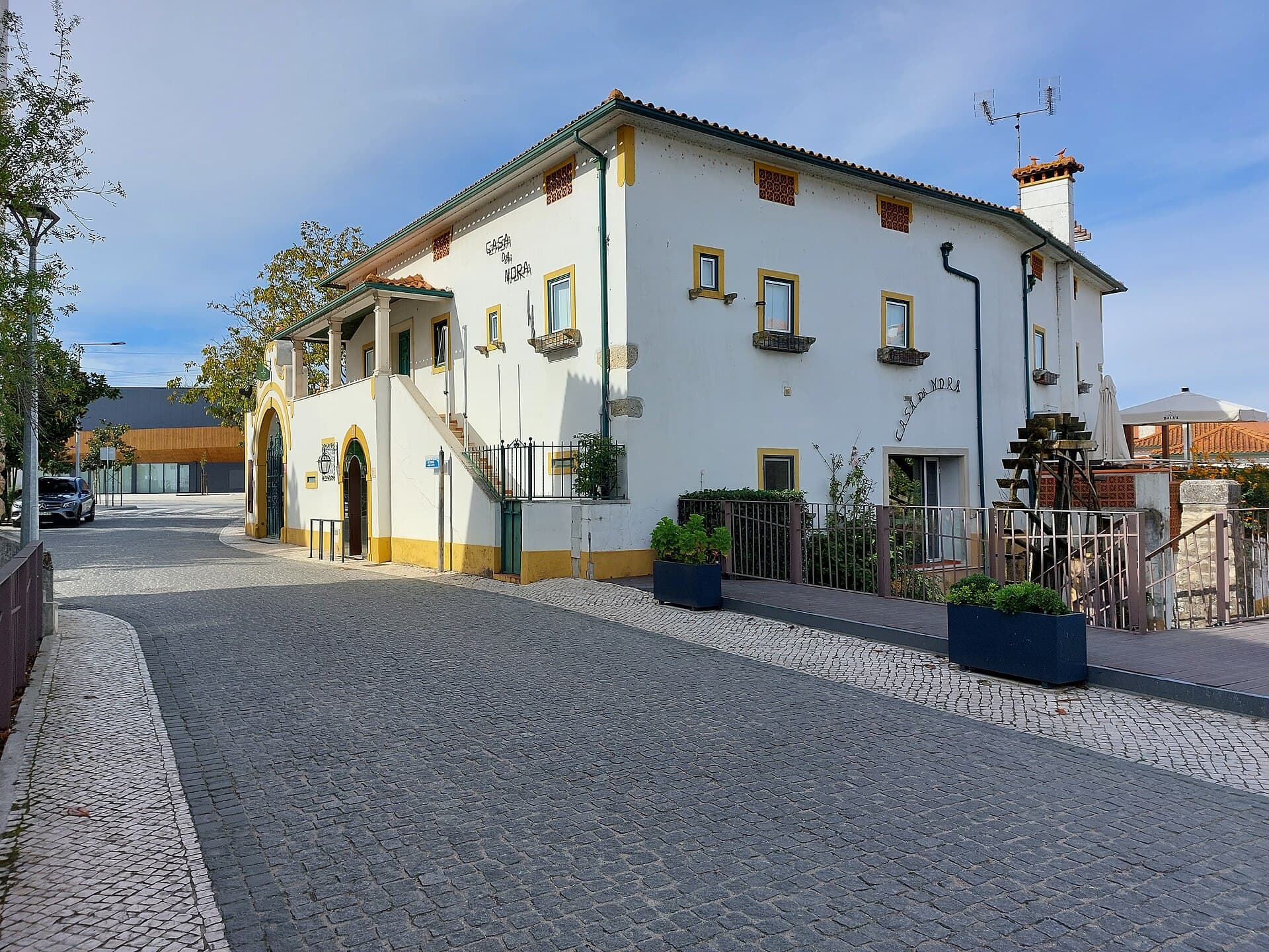 Casa da Nora (via Wikimedia Commons, CC BY-SA 4.0)