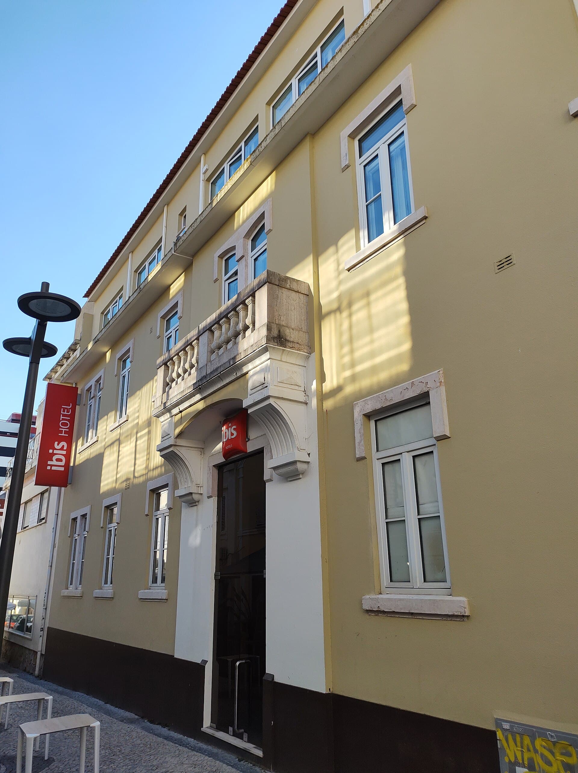 ibis Figueira da Foz Centro (via Wikimedia Commons, CC BY-SA 3.0)